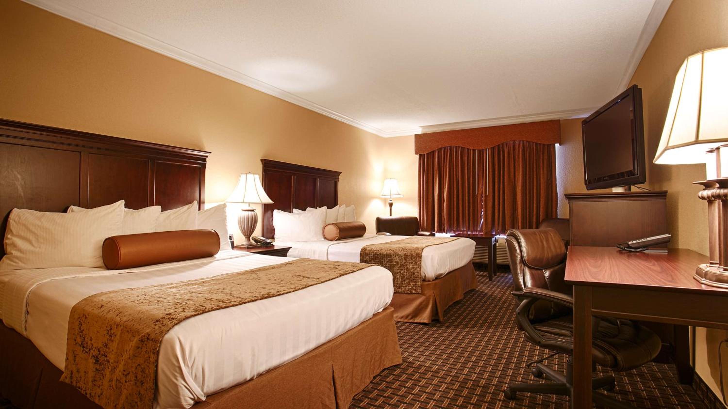 Queen Room with Two Queen Beds with Roll-In Shower - Mobility Accessible/Non-Smoking photo 3