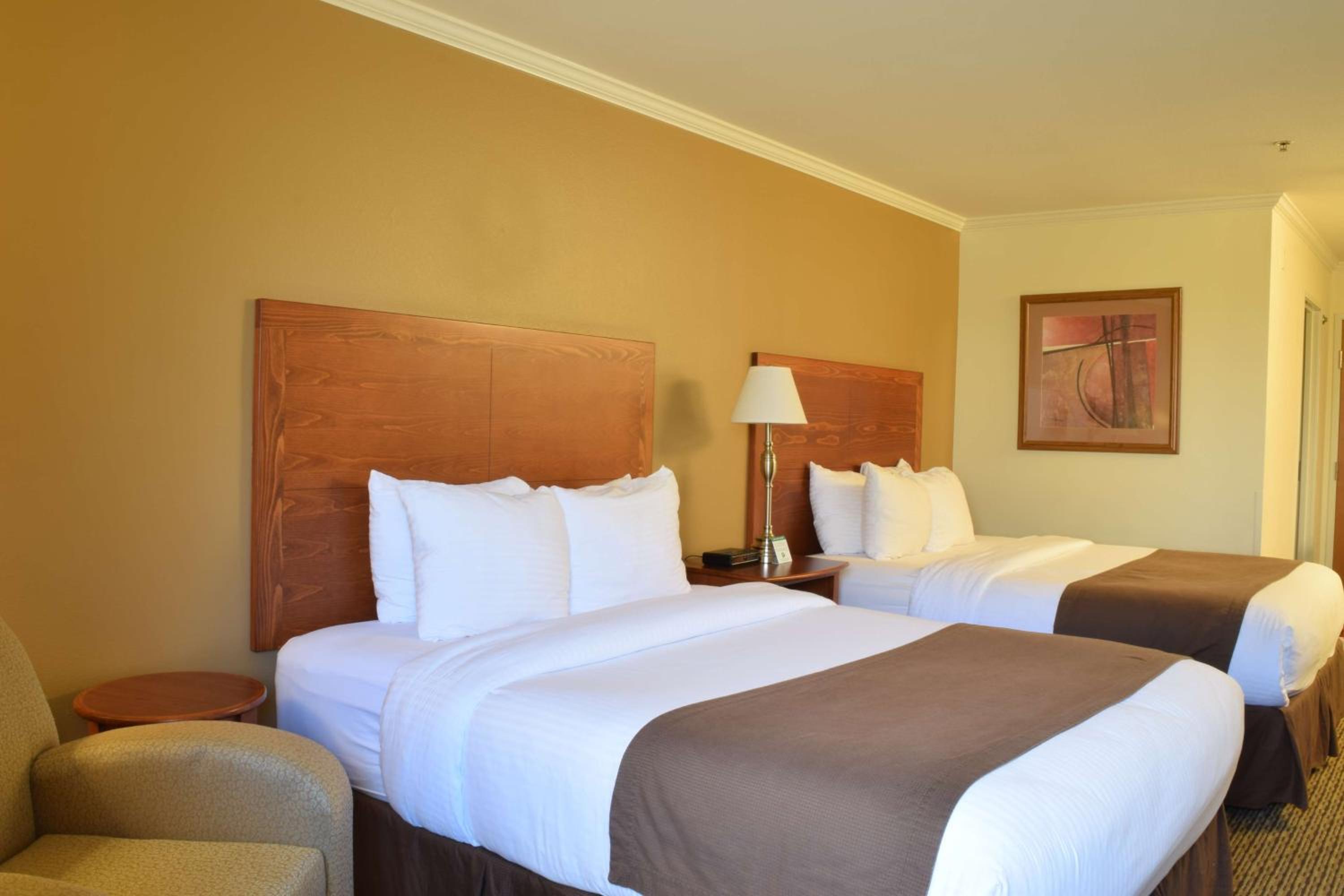 Queen Room with Two Queen Beds photo 3