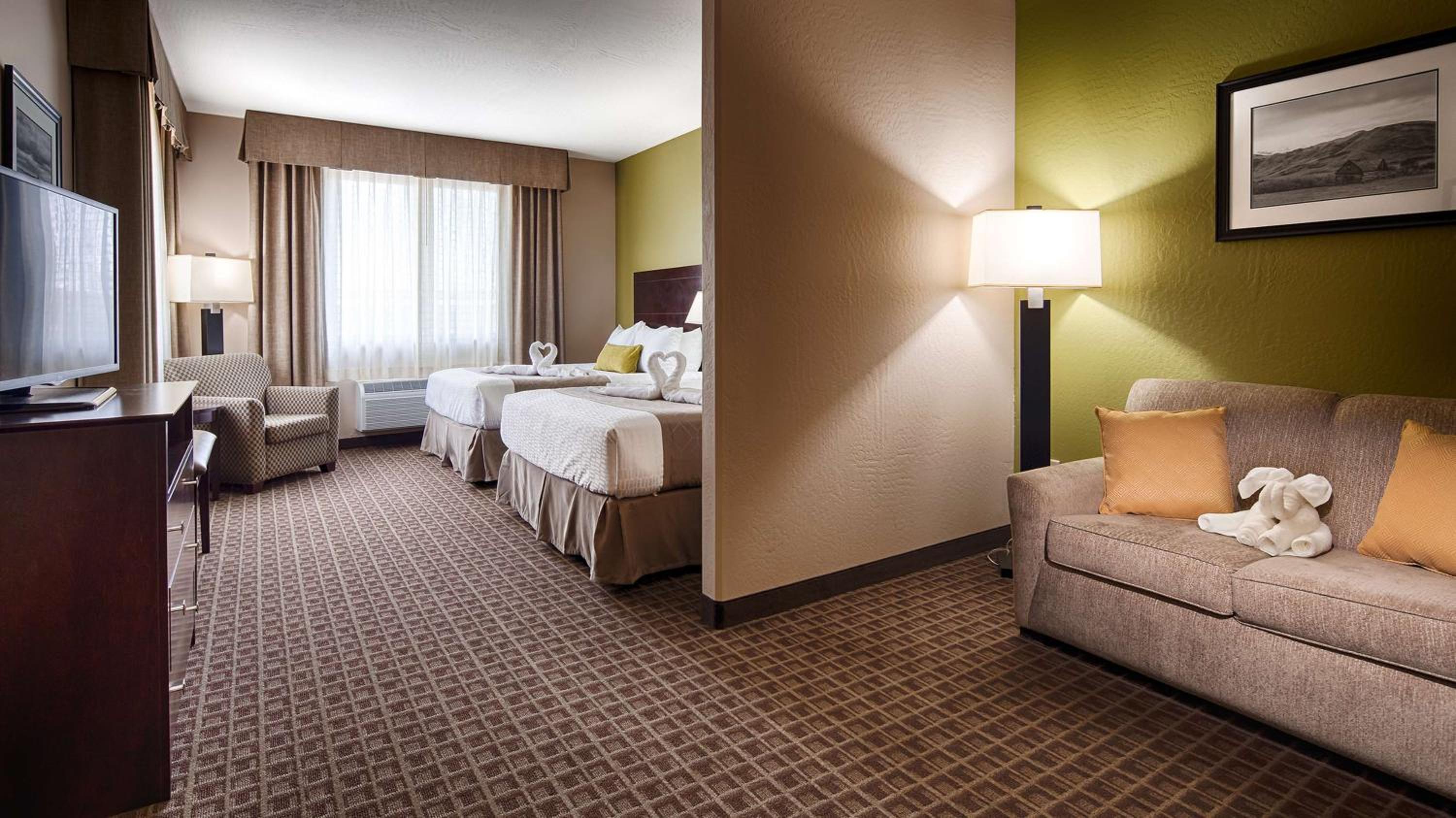 Queen Suite With Two Queen Beds And Sofa Bed - Roll-In Shower/Disability Access photo 1
