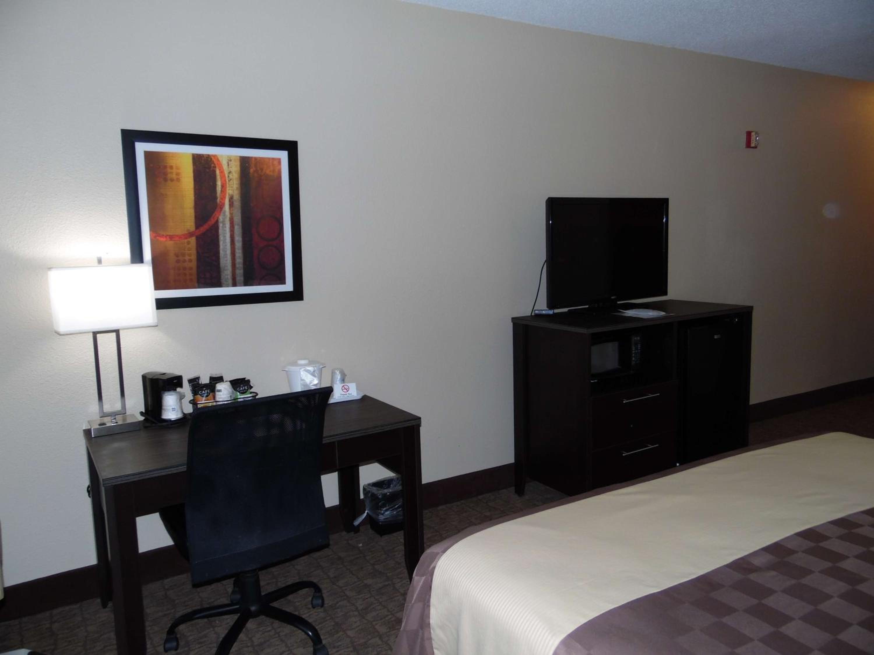 Queen Room with Two Queen Beds - Non-Smoking - Photo 3