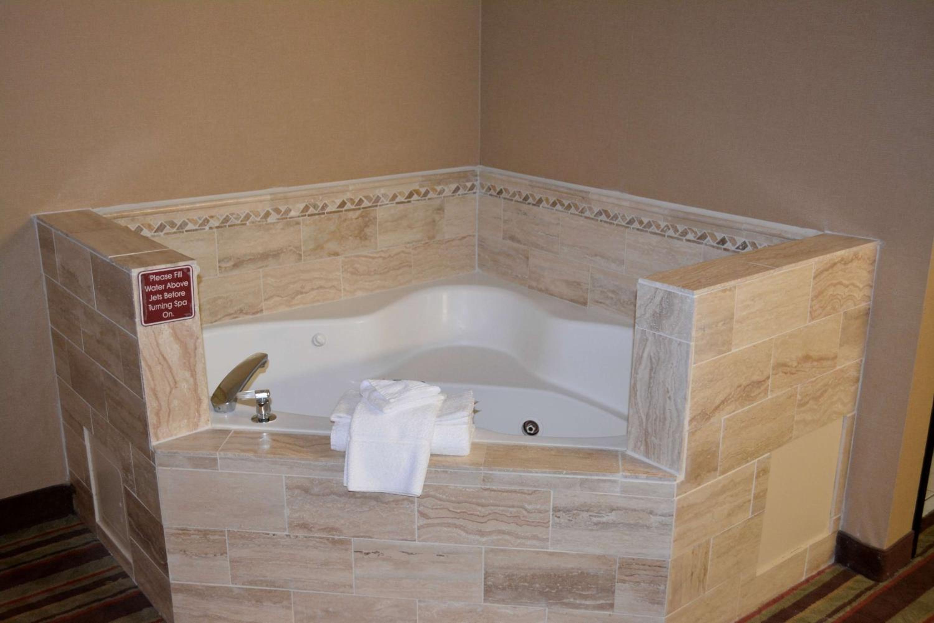 King Suite With Spa Bath - Photo 3