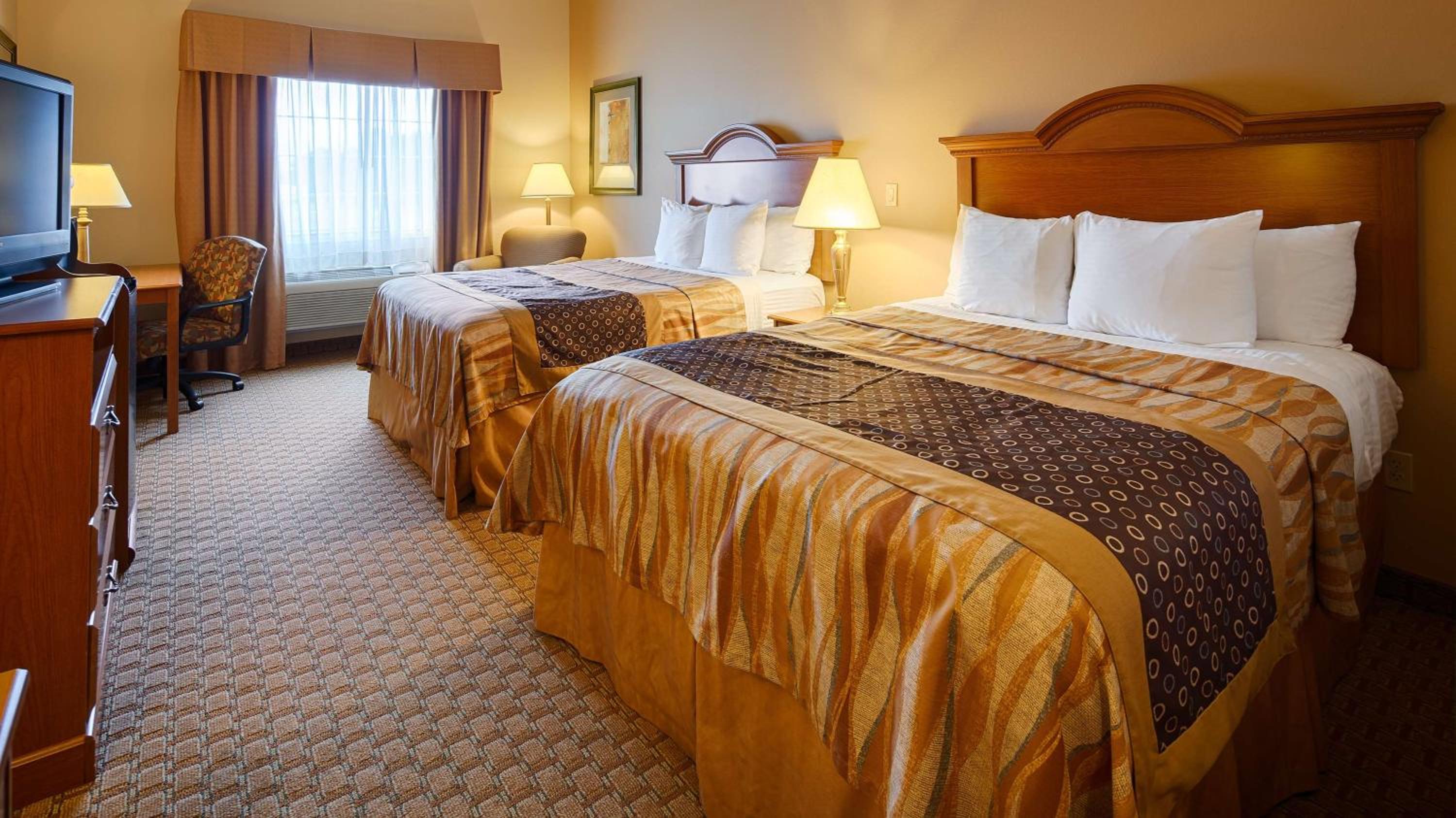 Queen Room with Two Queen Beds - Non-Smoking - Photo 2