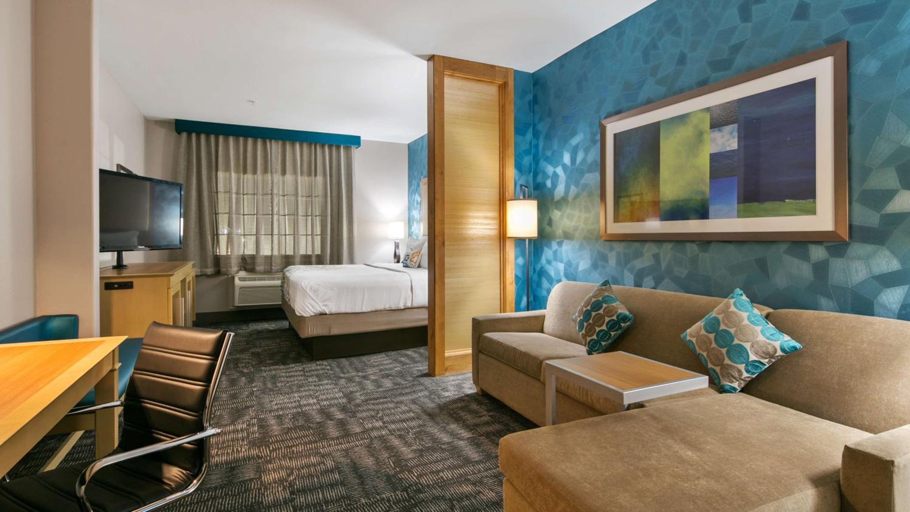 King Suite with Roll-In Shower - Disability Access/Non-Smoking - Photo 2