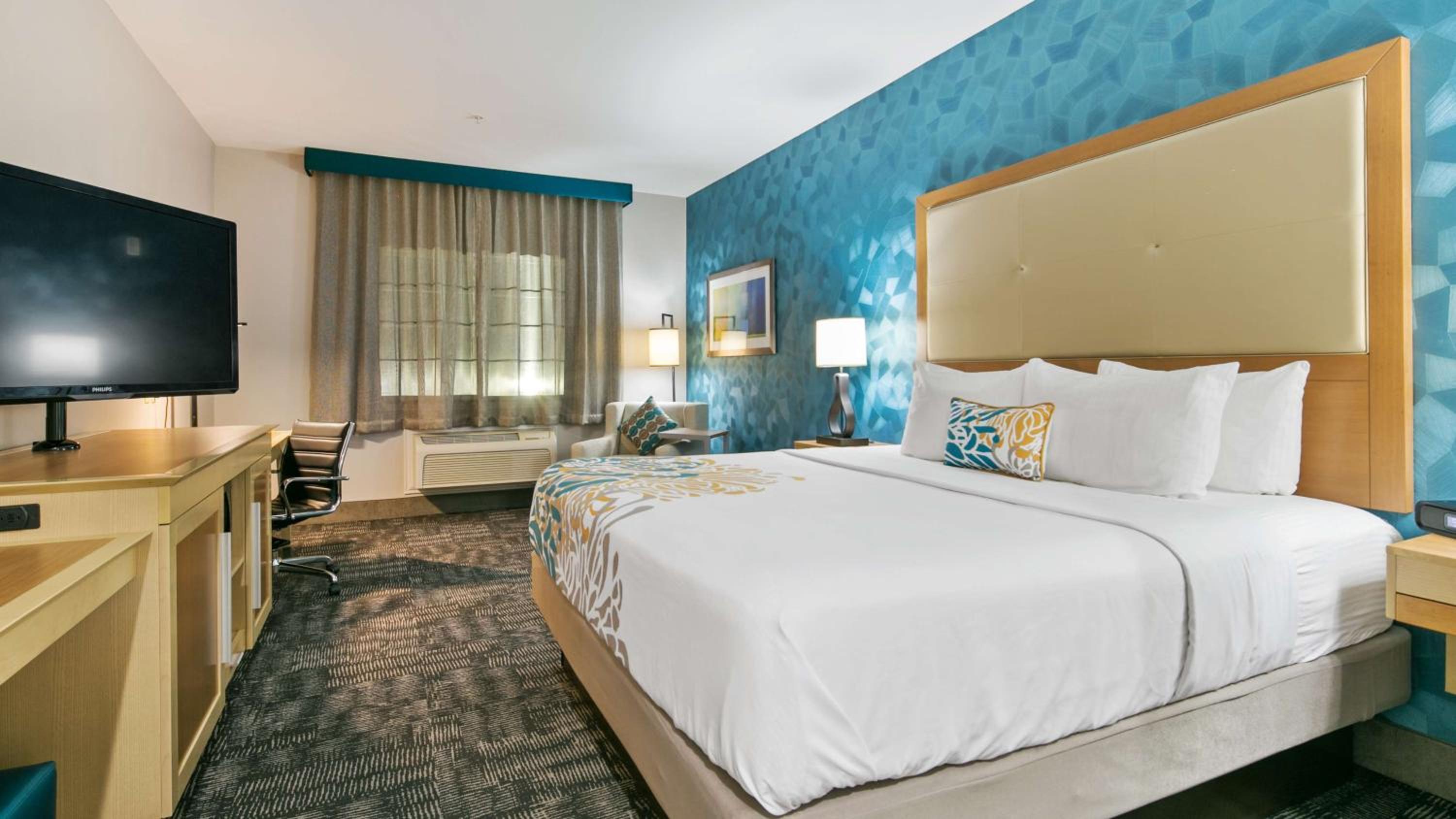 King Room with Roll-in Shower - Disability Access/Non-Smoking - Photo 2