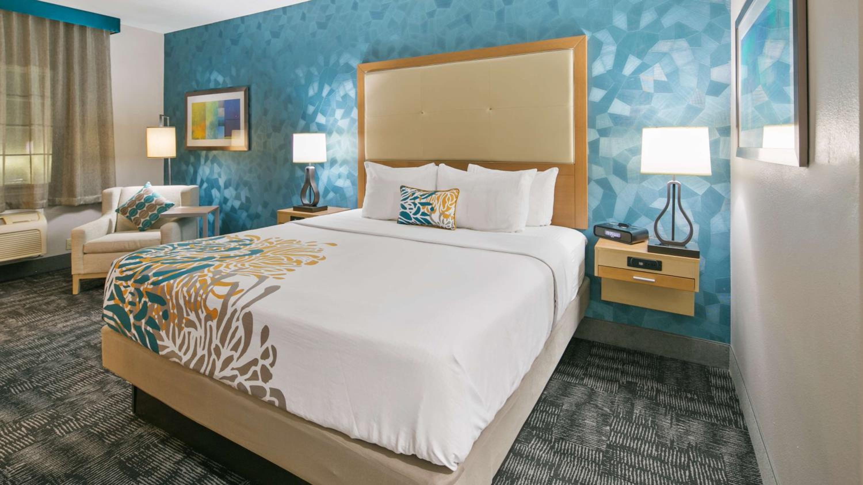 King Room with Roll-in Shower - Disability Access/Non-Smoking - Photo 4