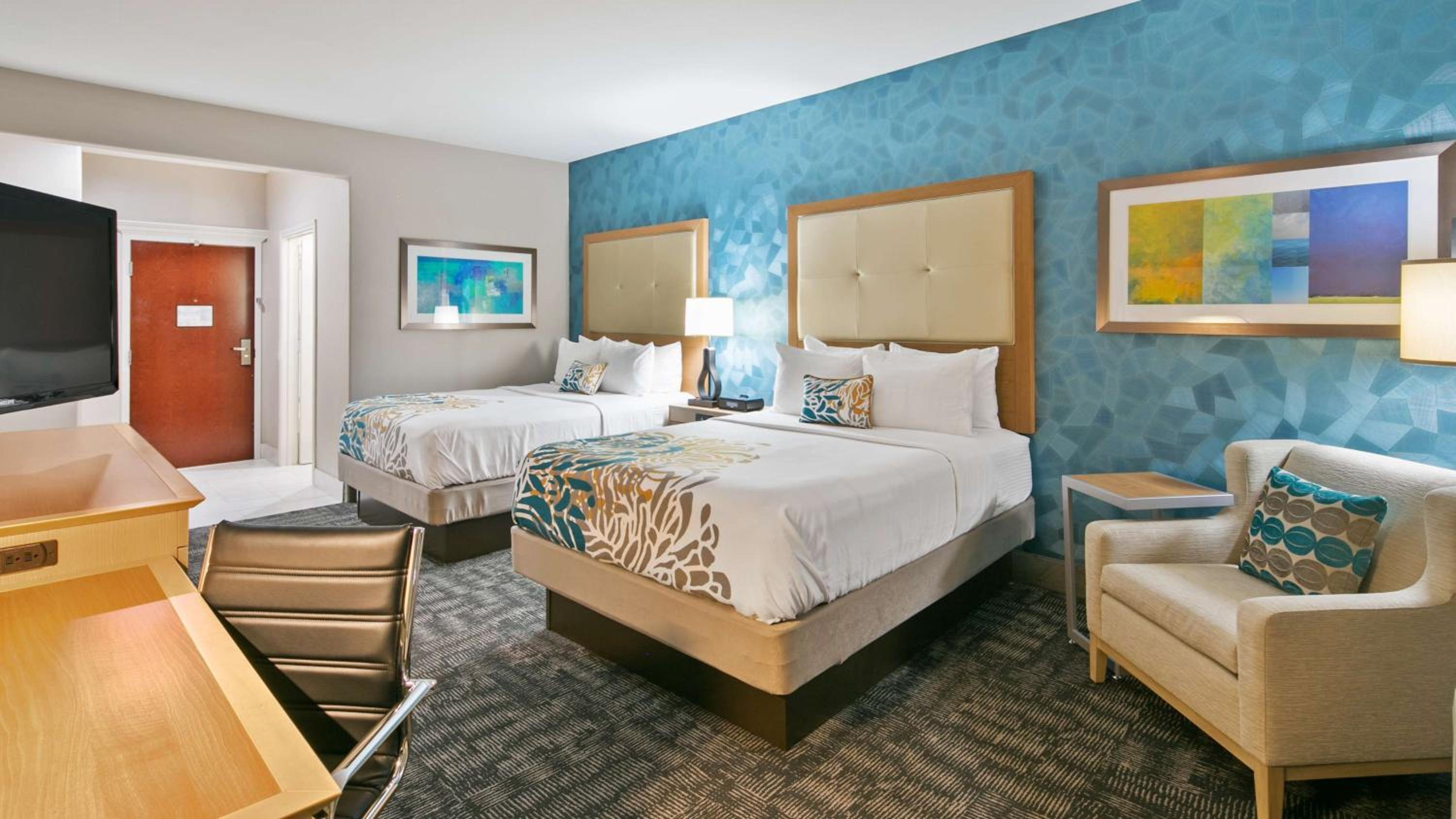 Queen Room with Two Queen Beds - Non-Smoking - Photo 2