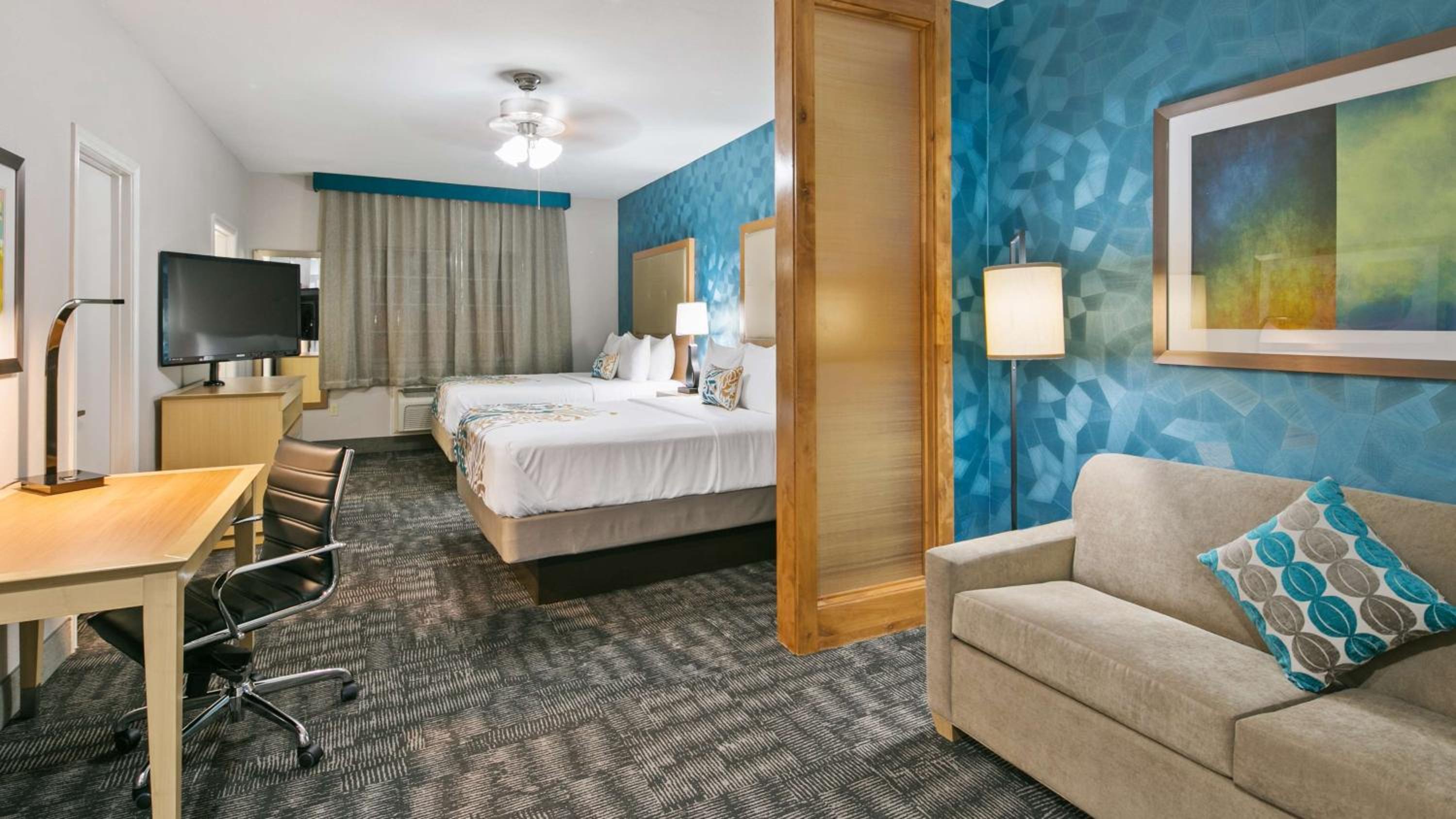 Queen Suite with Sofa Bed and Kitchenette - Non-Smoking - Photo 1