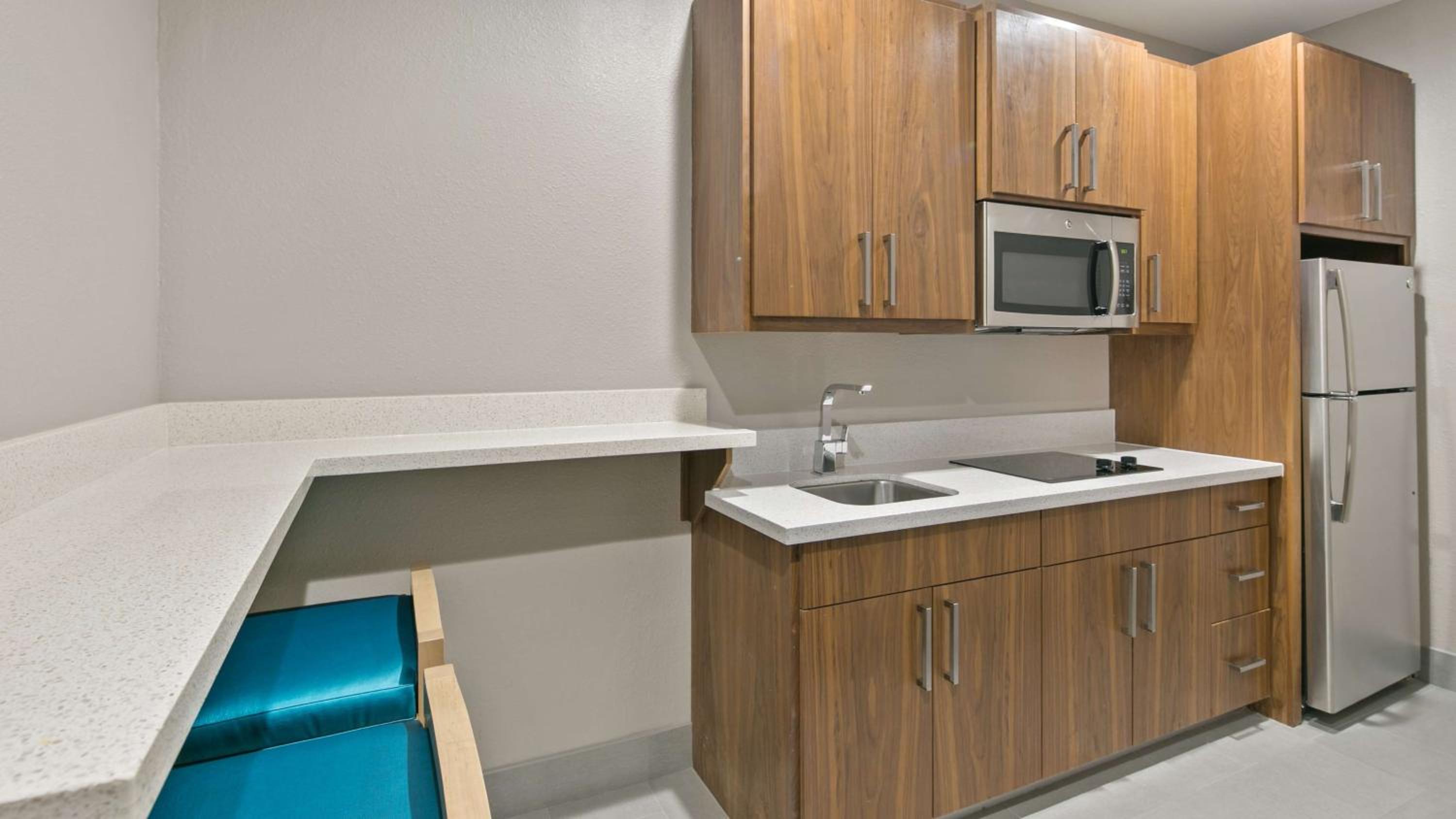 Queen Suite with Sofa Bed and Kitchenette - Non-Smoking - Photo 4
