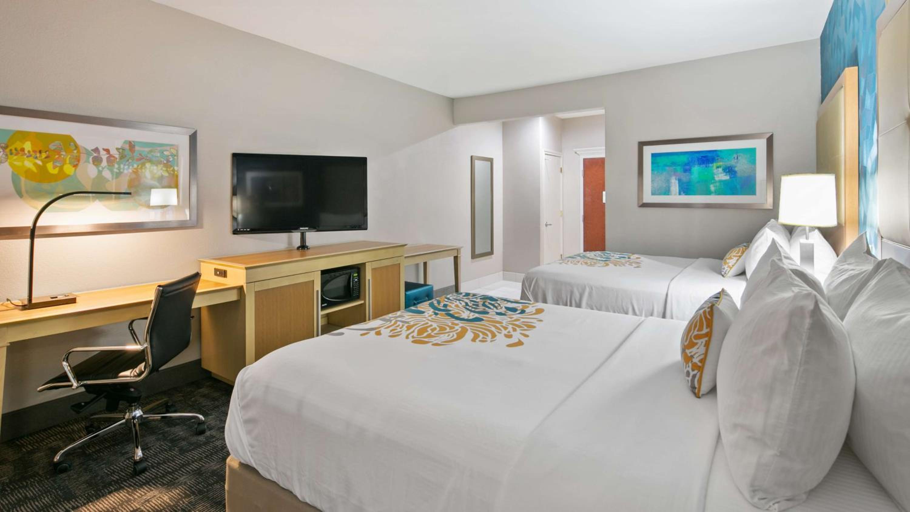 Queen Room with Two Queen Beds - Non-Smoking - Photo 5