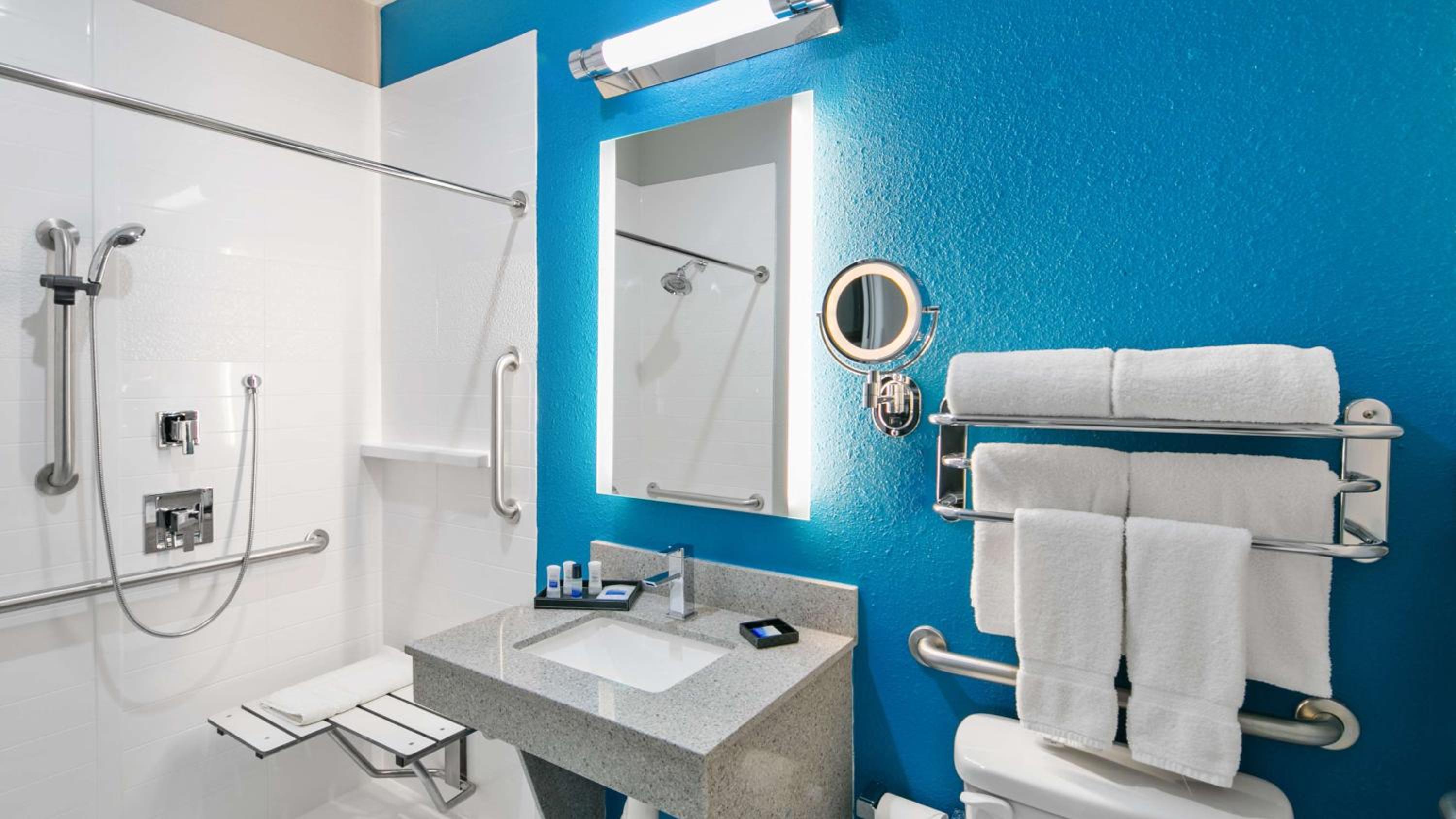King Room with Roll-in Shower - Disability Access/Non-Smoking - Photo 3