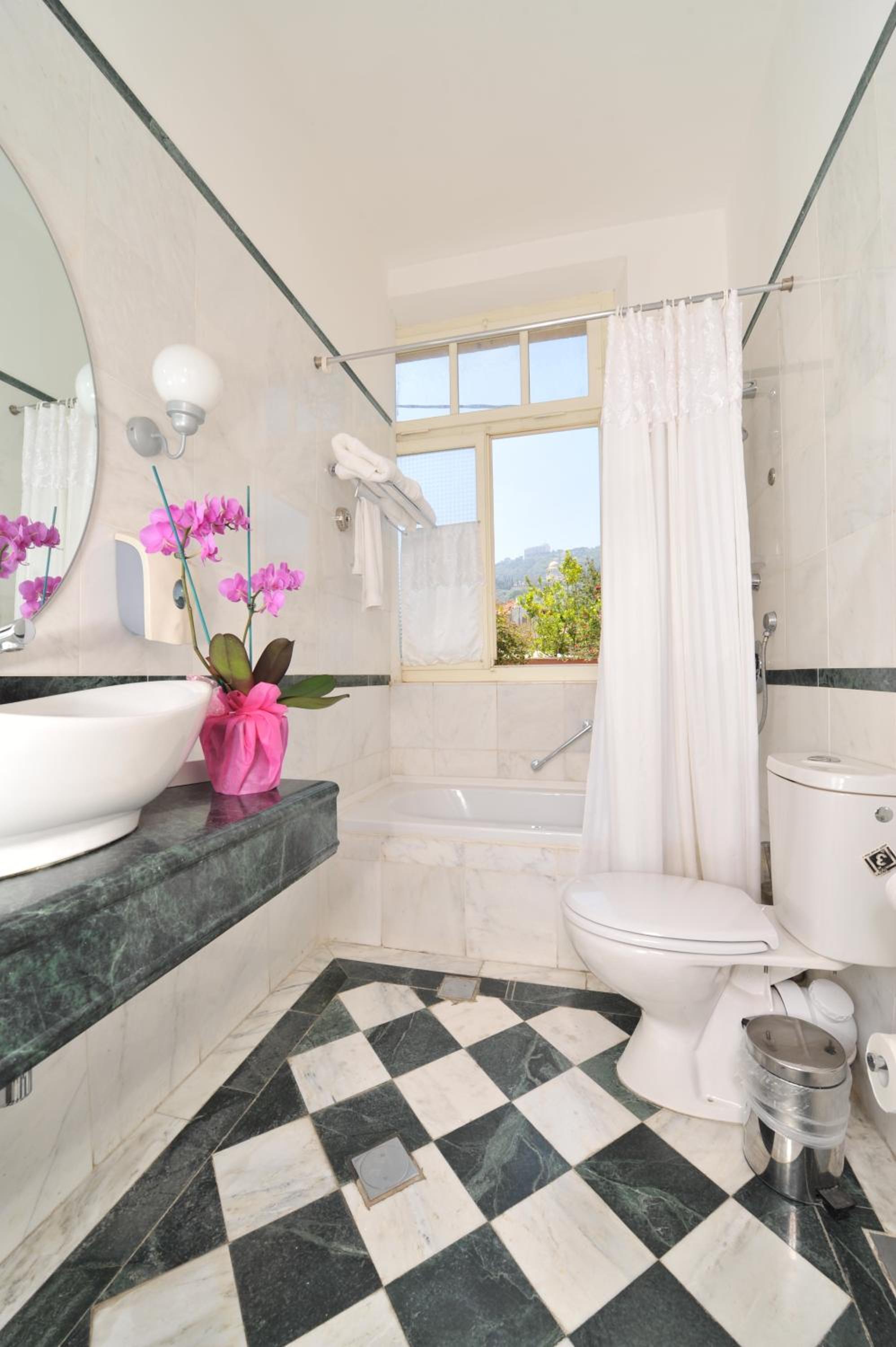 Standard Double or Twin Room - Photo 8