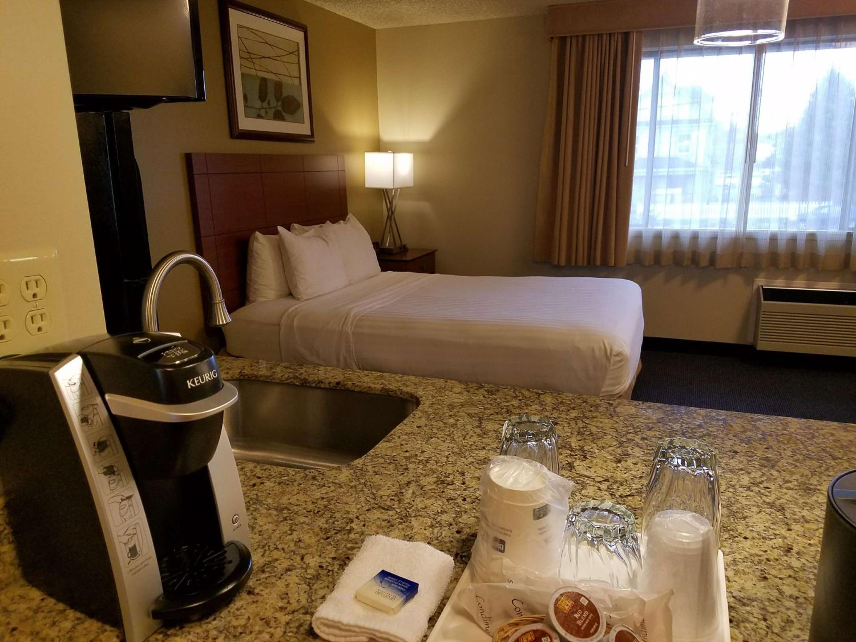 Queen Room with Kitchenette - Non-Smoking photo 3