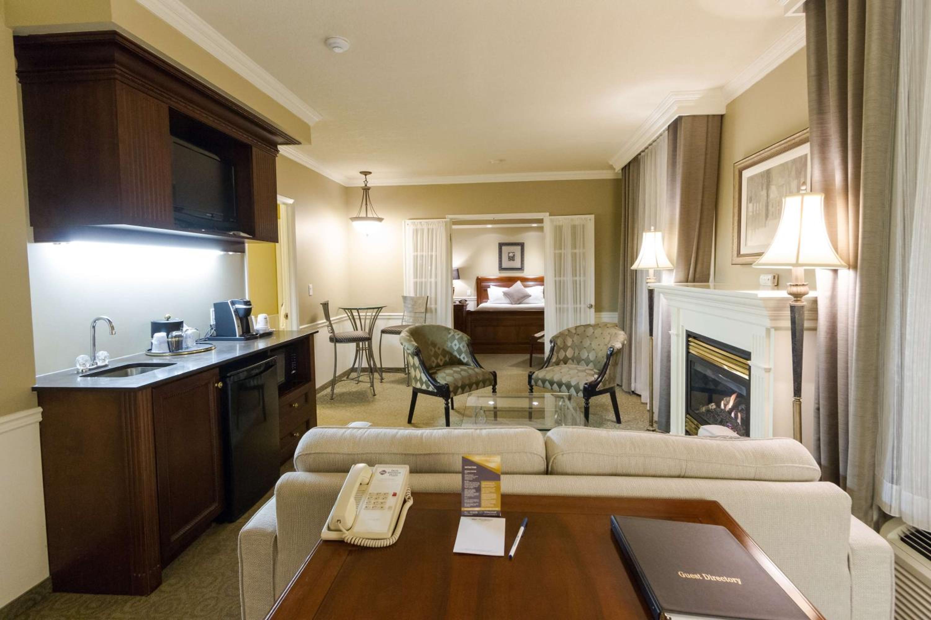 Queen Suite with Two Queen Beds and Sofa Bed - Non-Smoking photo 2