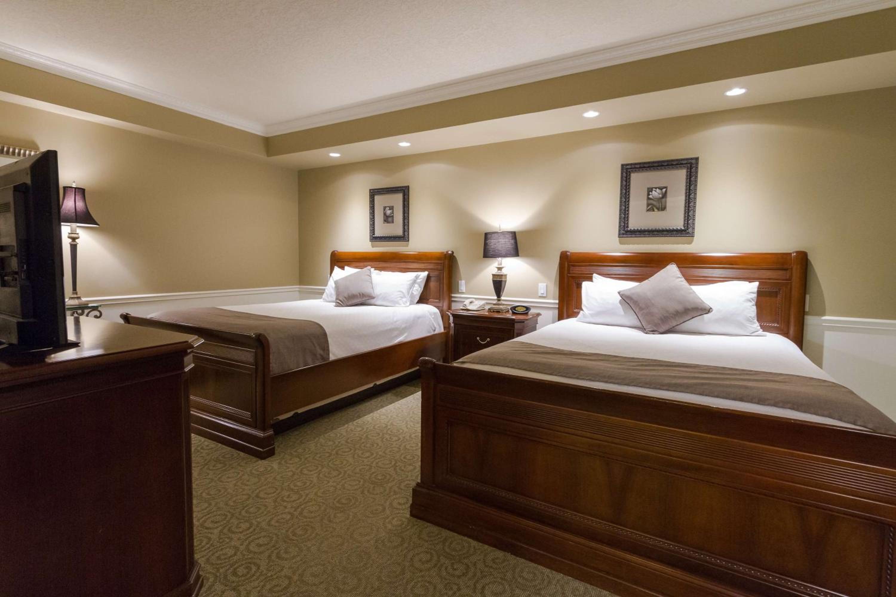 Queen Suite with Two Queen Beds and Sofa Bed - Non-Smoking photo 3