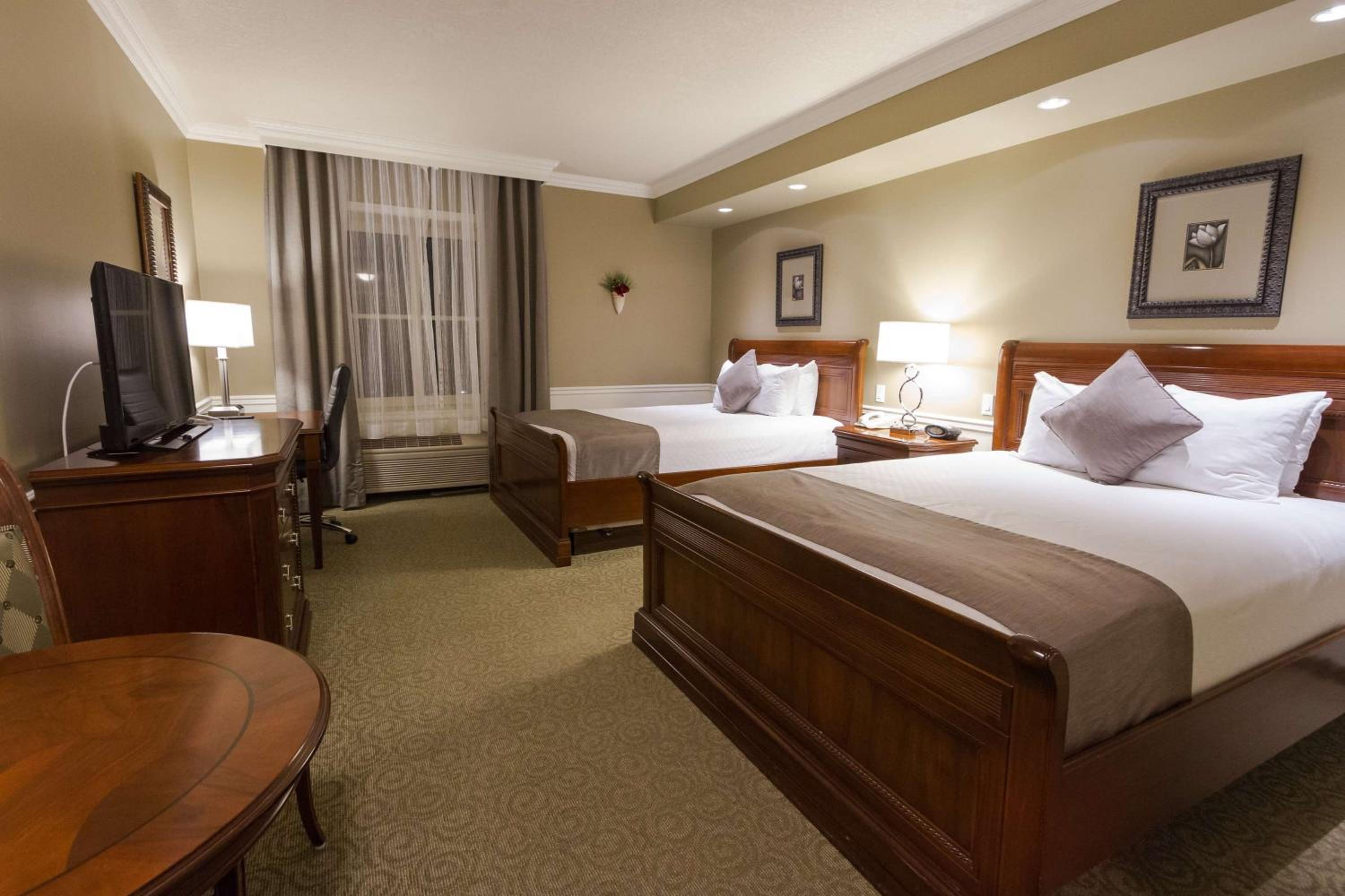 Queen Room with Two Queen Beds - Non-Smoking photo 2