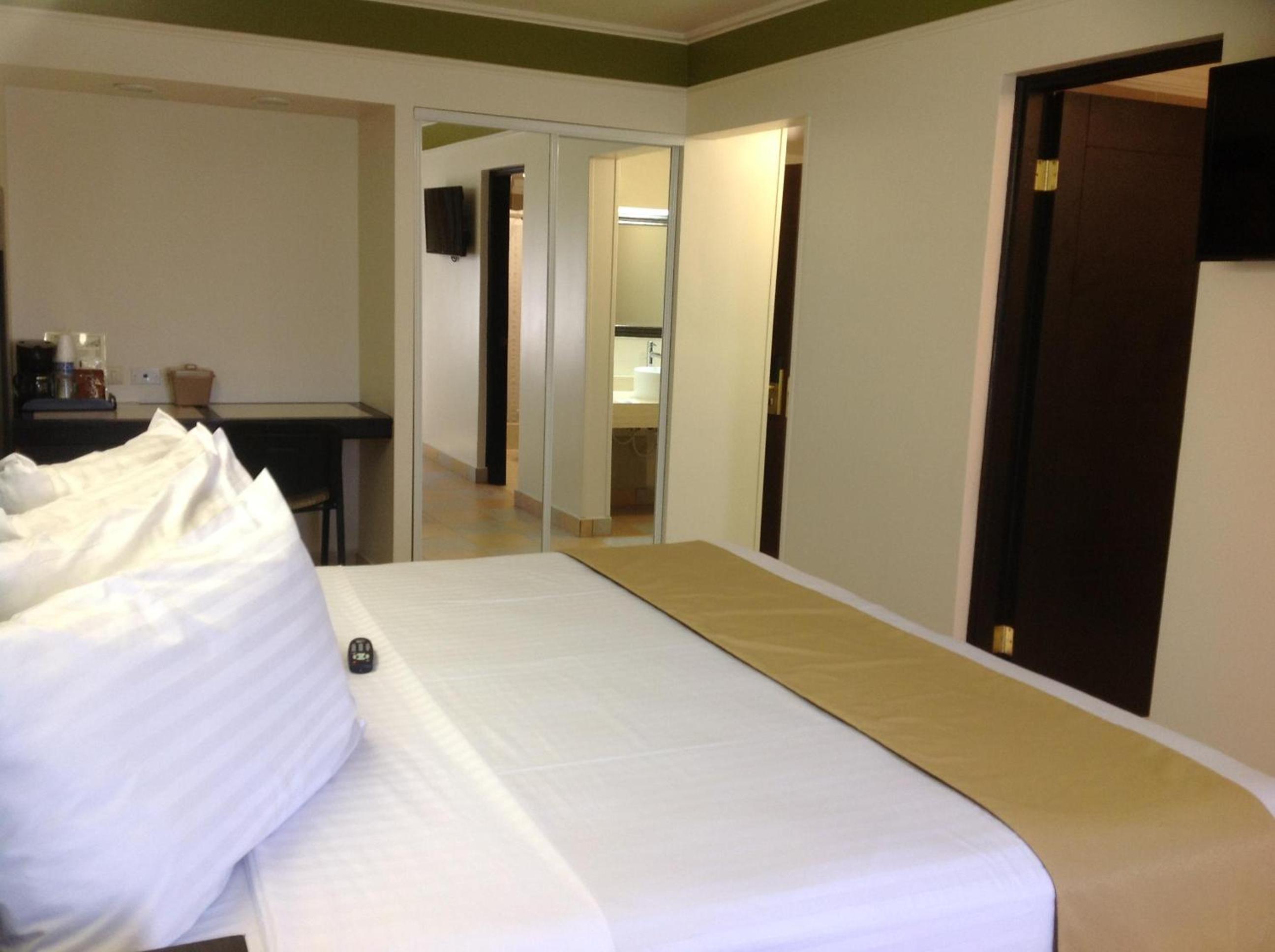 King Room - Non-Smoking photo 2