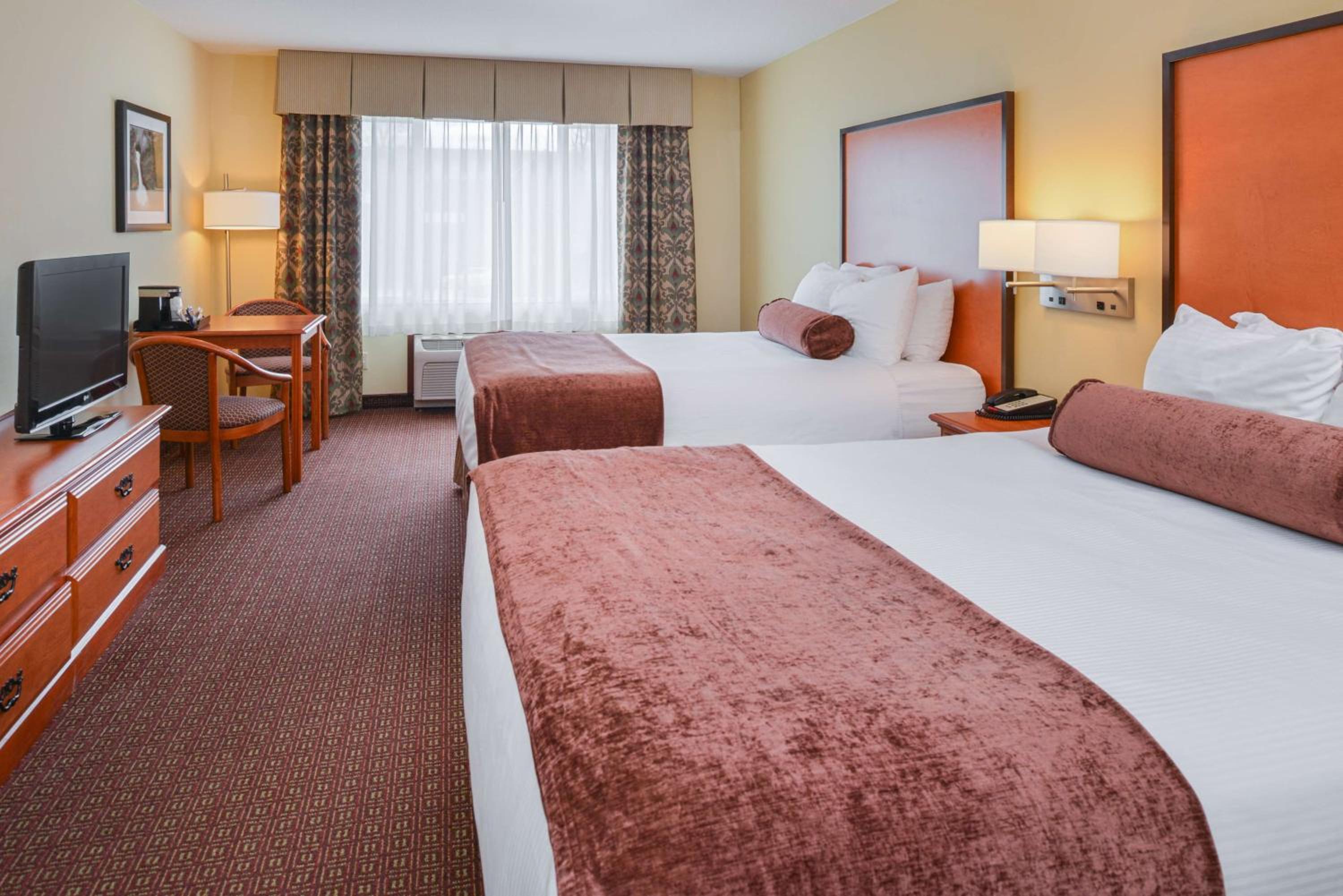 Suite with Two Queen Beds and Sofa Bed - Non-Smoking - Photo 5