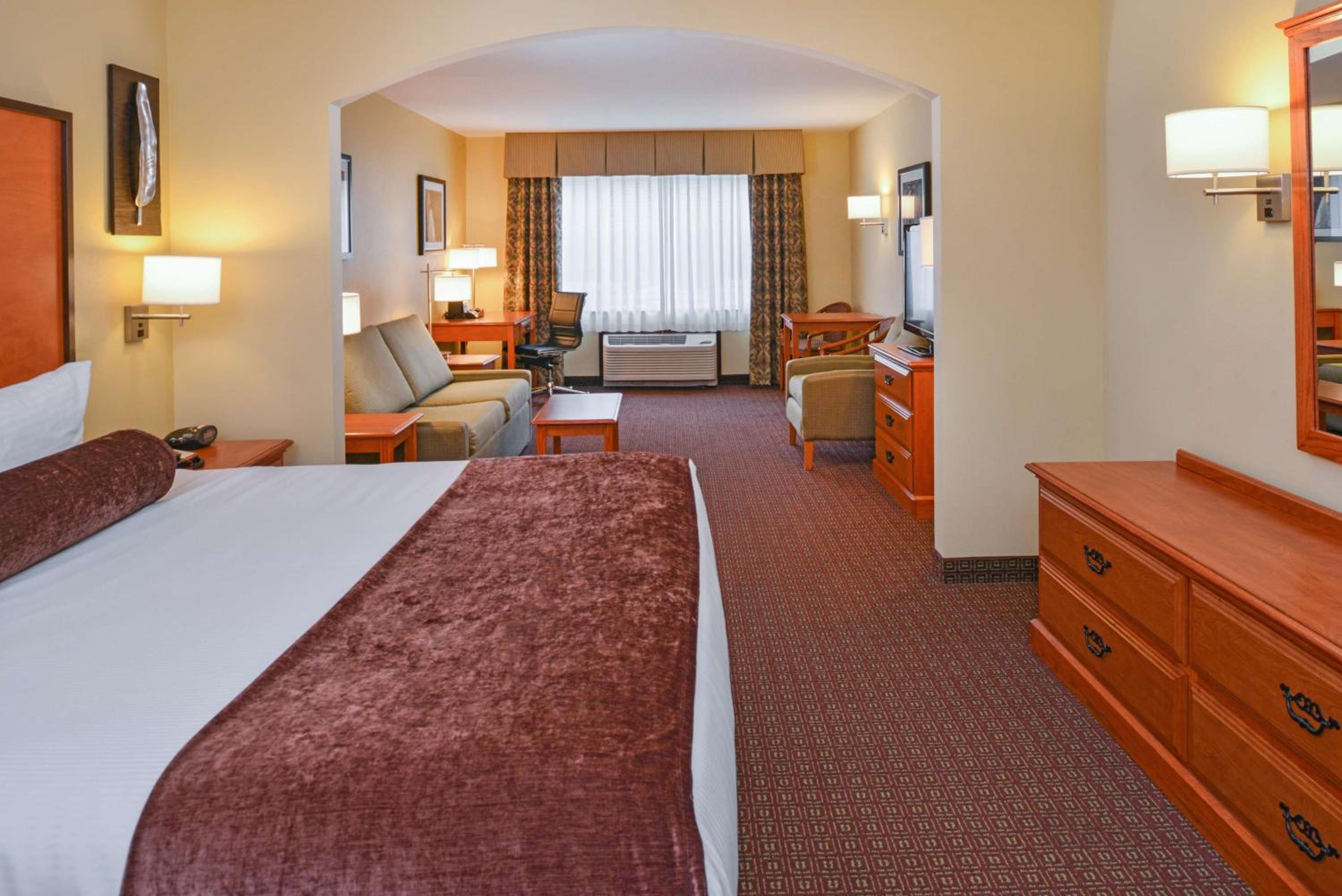 King Suite with Sofa Bed - Non Smoking - Photo 3