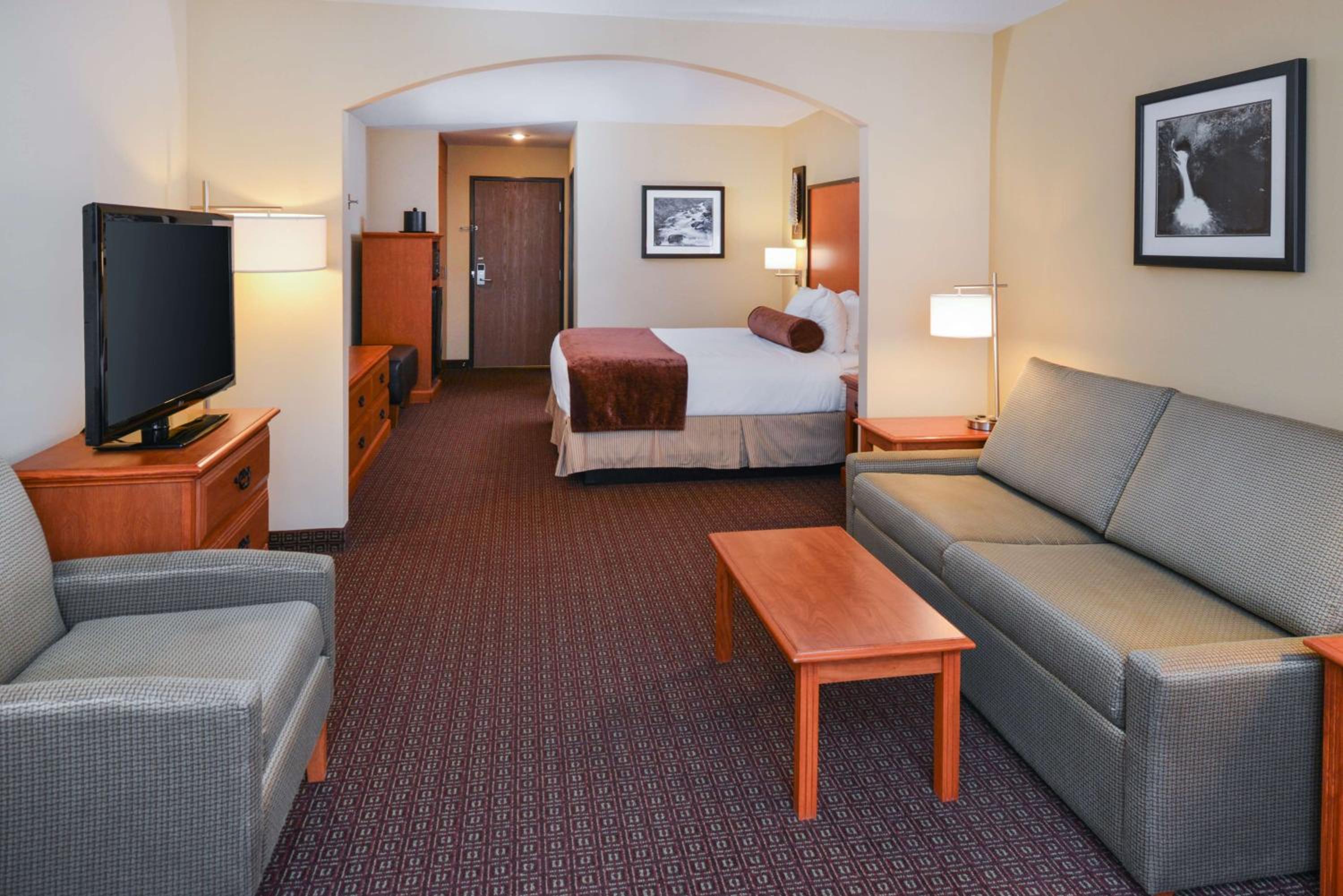 King Suite with Sofa Bed - Non Smoking - Photo 1