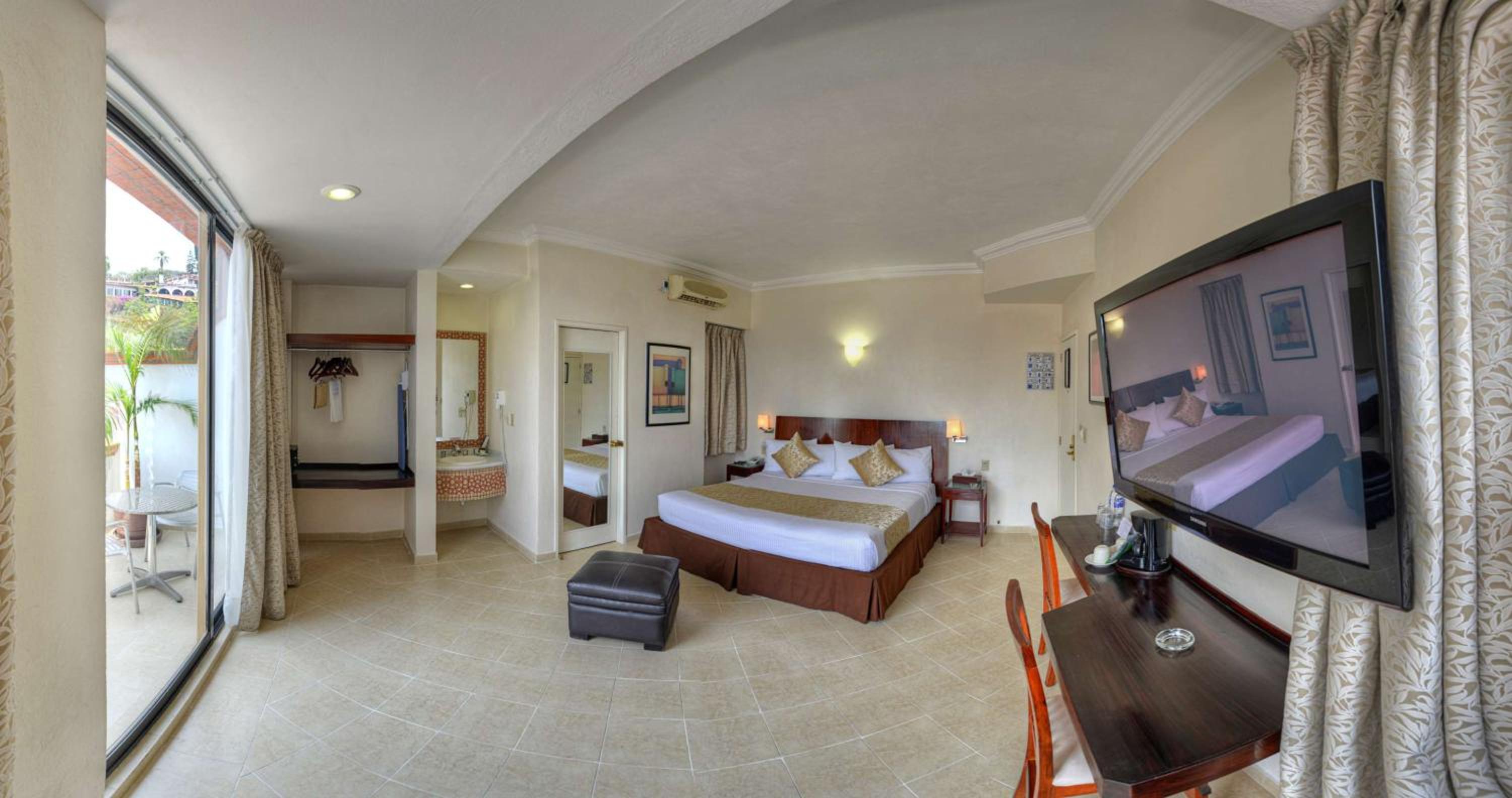 King Suite with Balcony - Non-Smoking