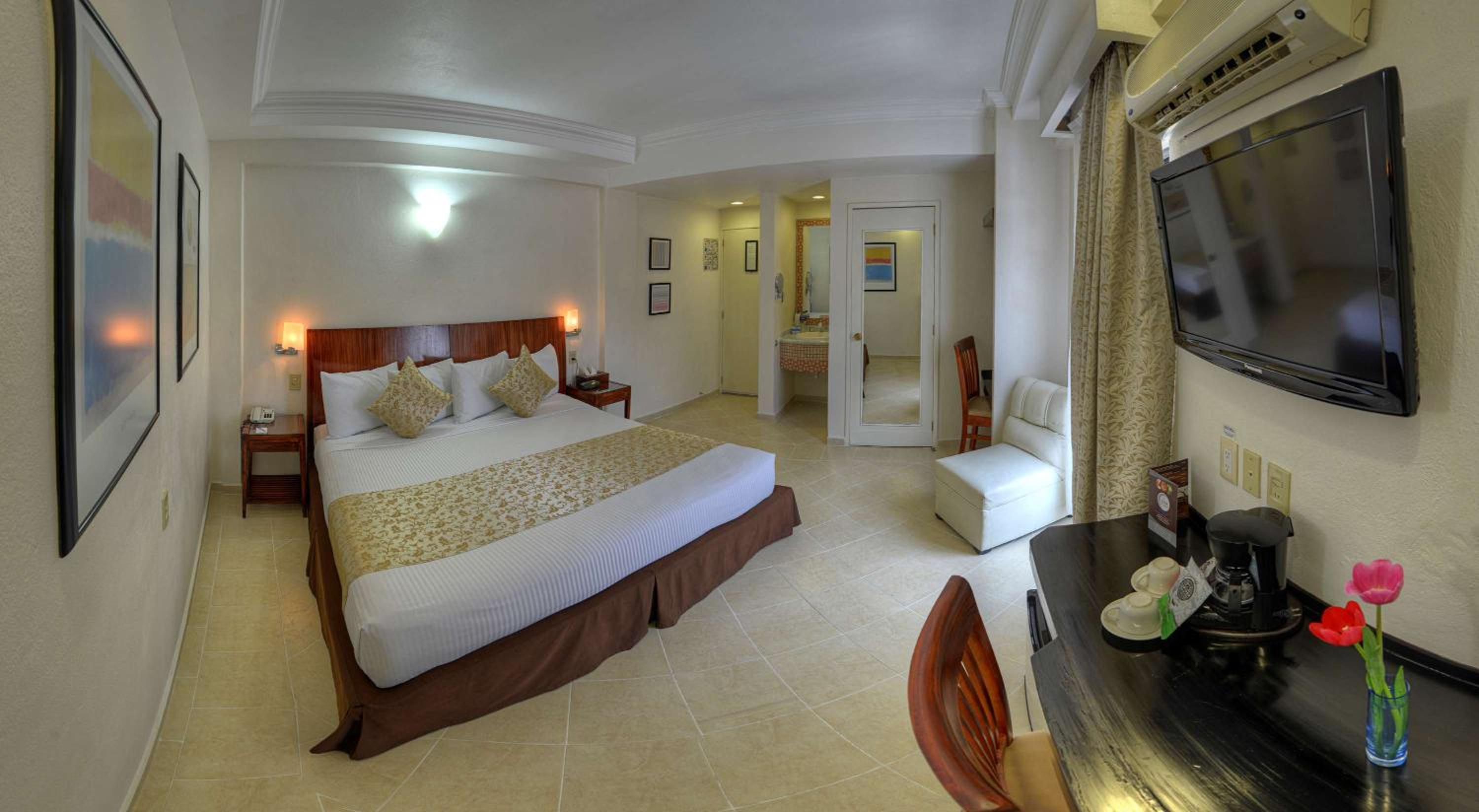 King Suite with Balcony - Non-Smoking photo 2