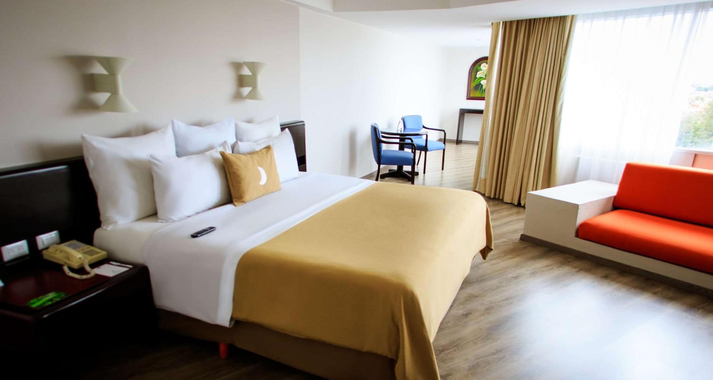 Junior King Suite with Sofa Bed - Non-Smoking - Photo 4