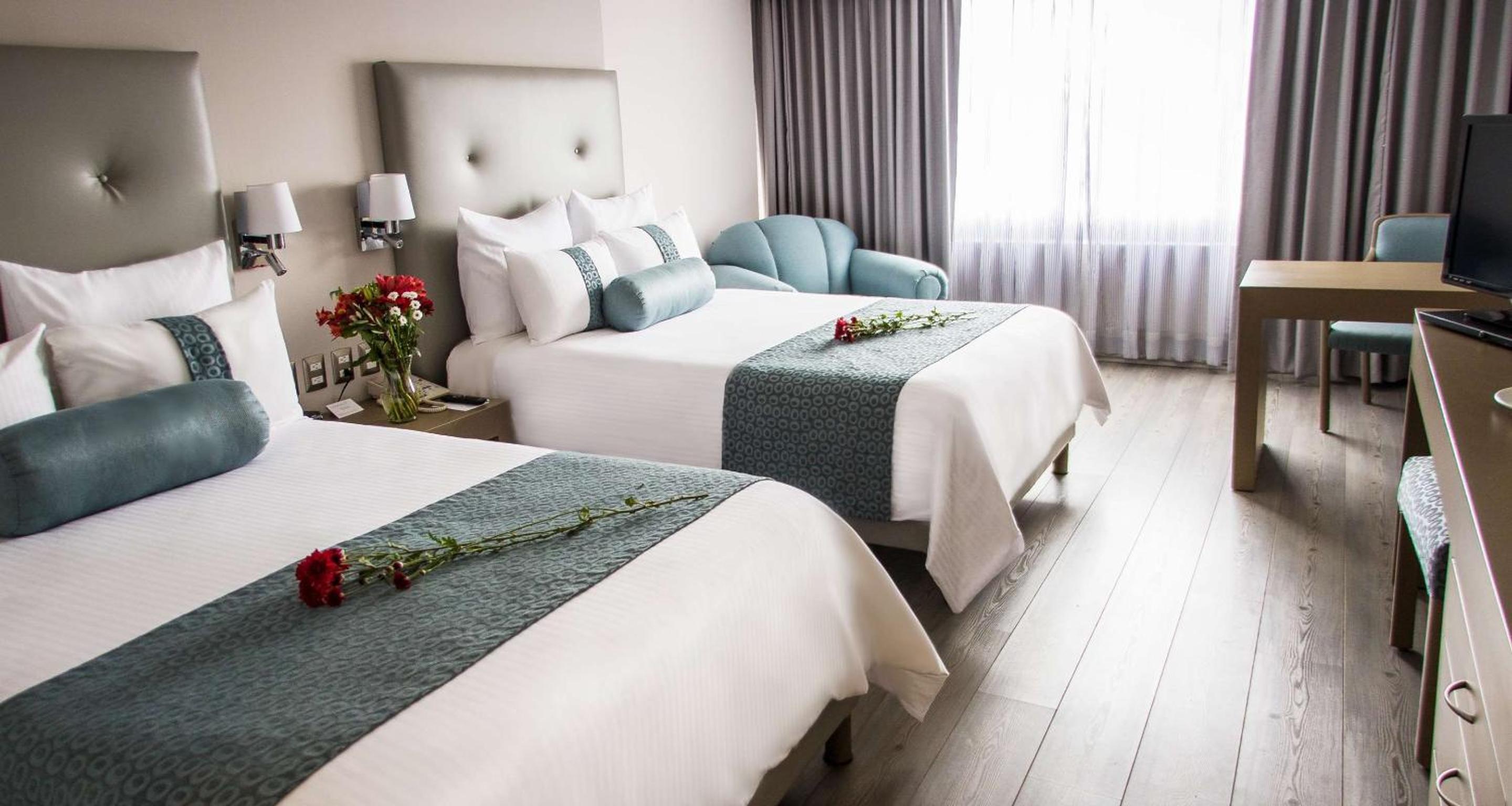 Queen Room with Two Queen Beds - Executive Level/Non-Smoking - Photo 1