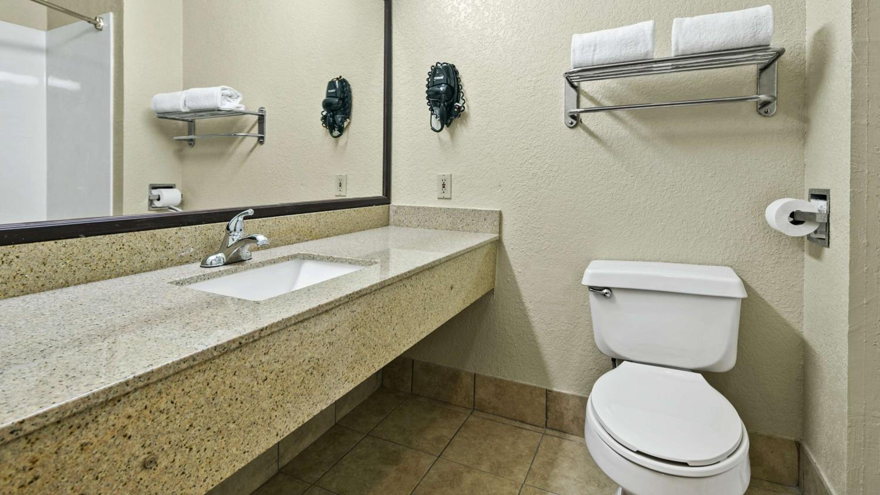 Queen Room with Two Queen Beds - Non-Smoking - Photo 2