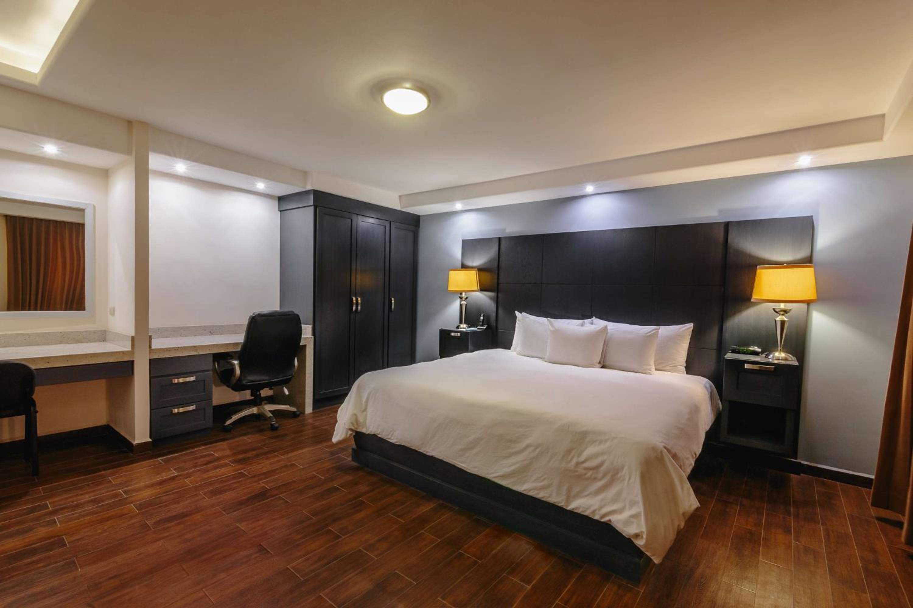 King Suite - Non-Smoking photo 1