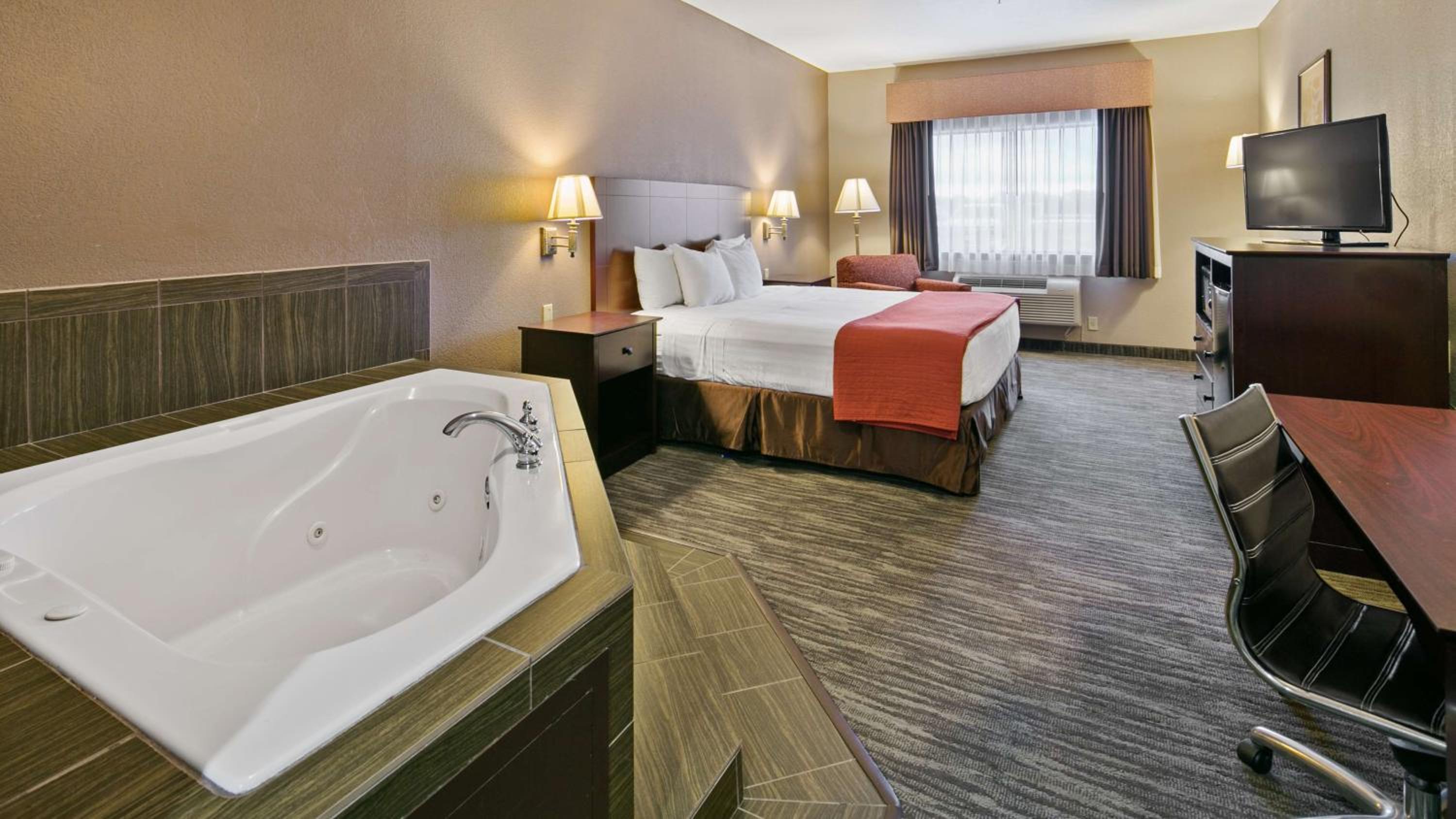 King Suite with Bathtub - Disability Access/Smoking photo 1