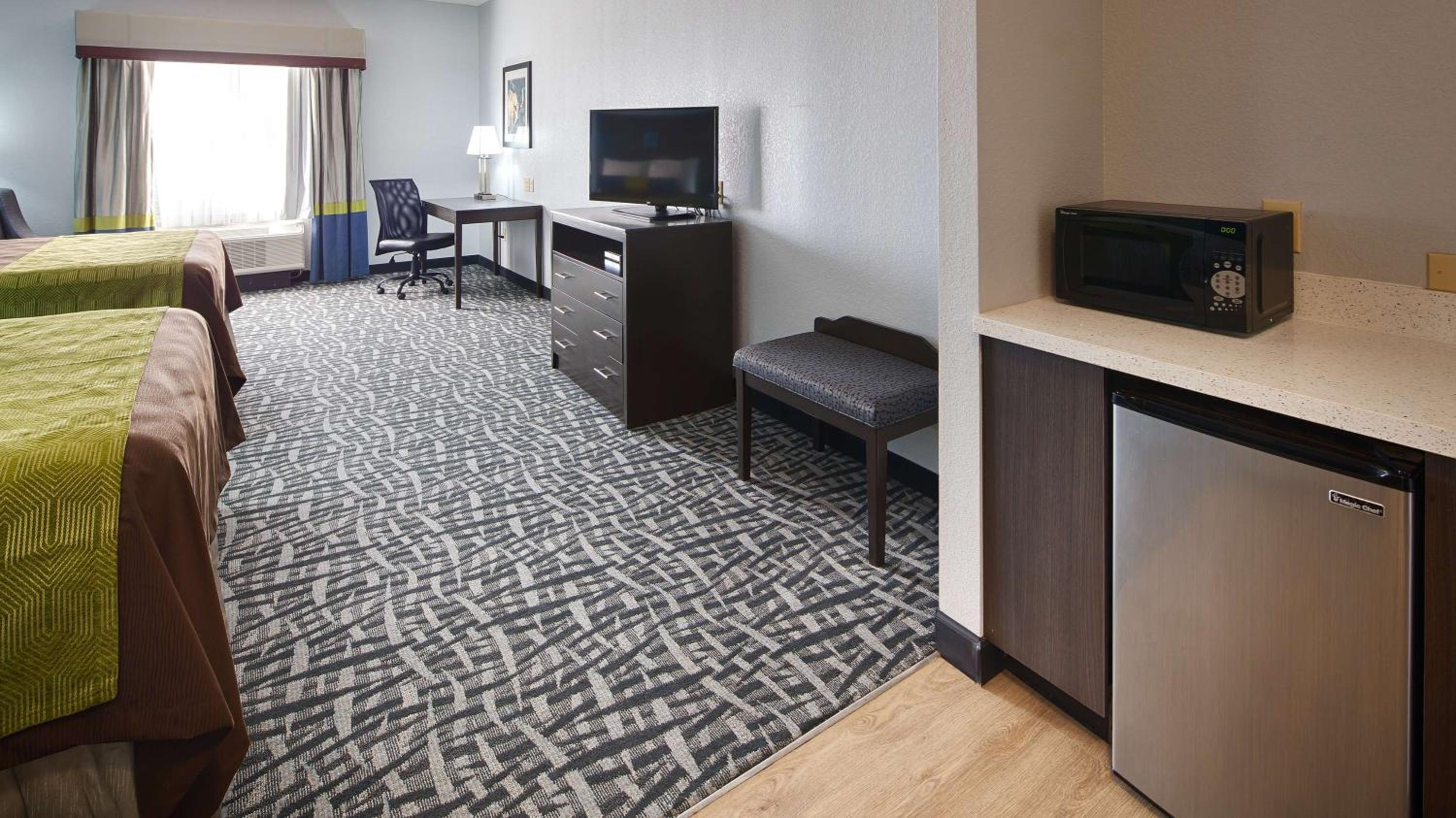 Queen Suite with Two Queen Beds and Sofa Bed photo 2