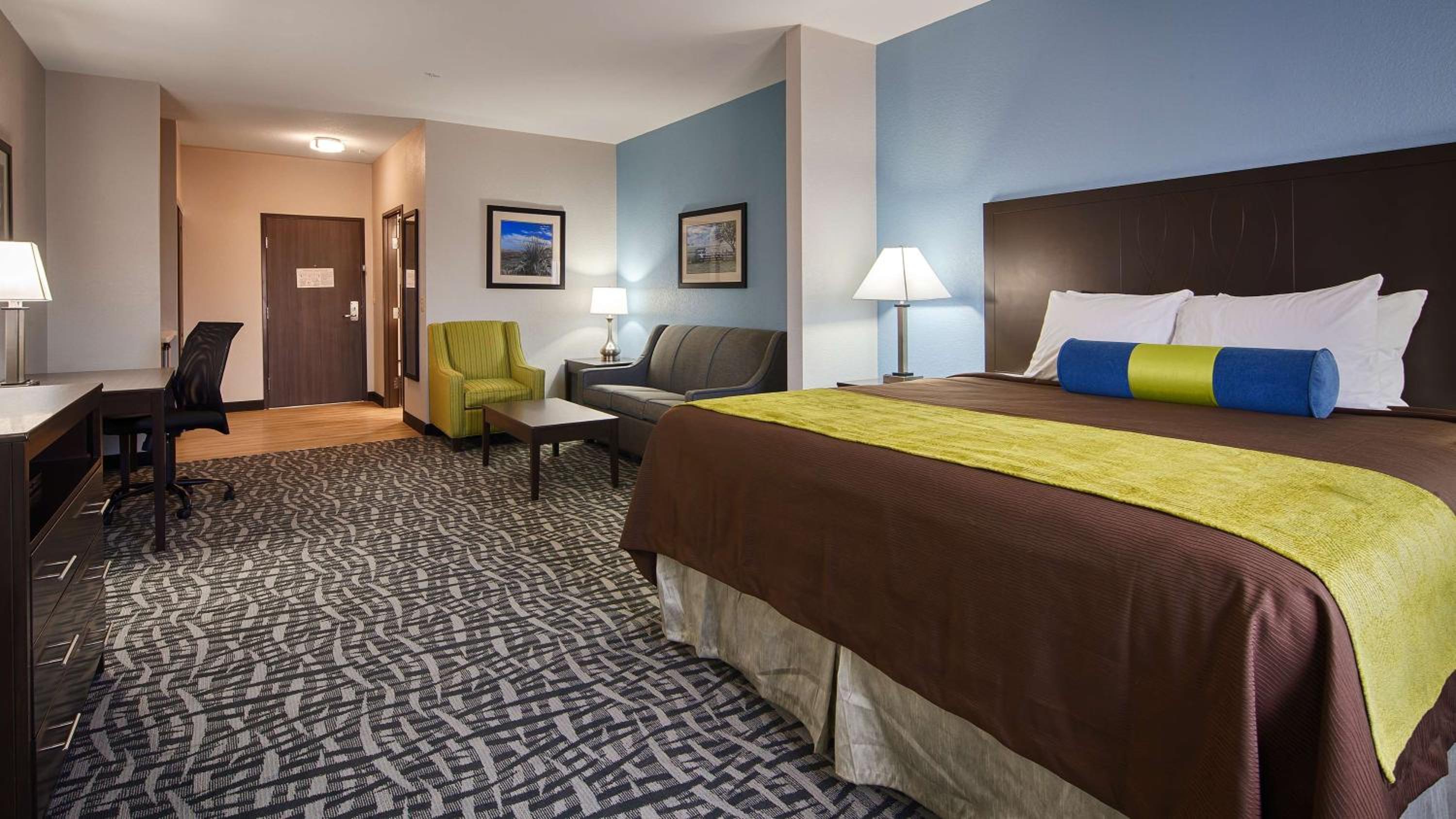 King Suite with Bath Tub, Sofa Bed and Kitchenette - Disability/Non-Smoking photo 1