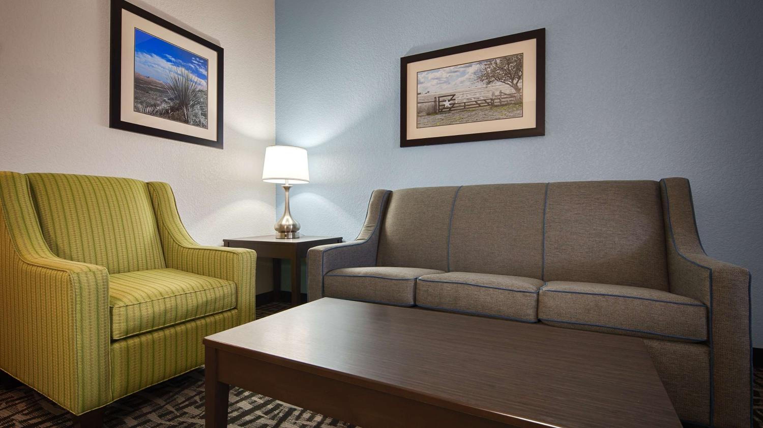 King Suite with Bath Tub, Sofa Bed and Kitchenette - Disability/Non-Smoking photo 2