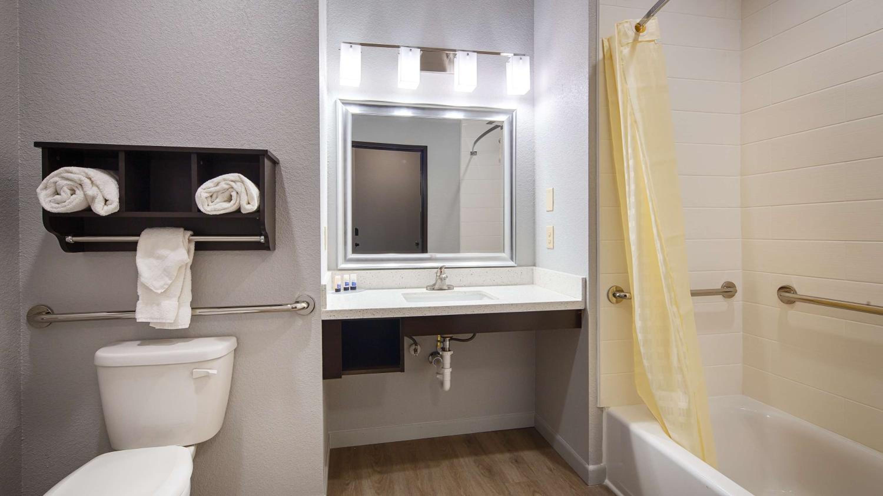 King Suite with Bath Tub, Sofa Bed and Kitchenette - Disability/Non-Smoking photo 3