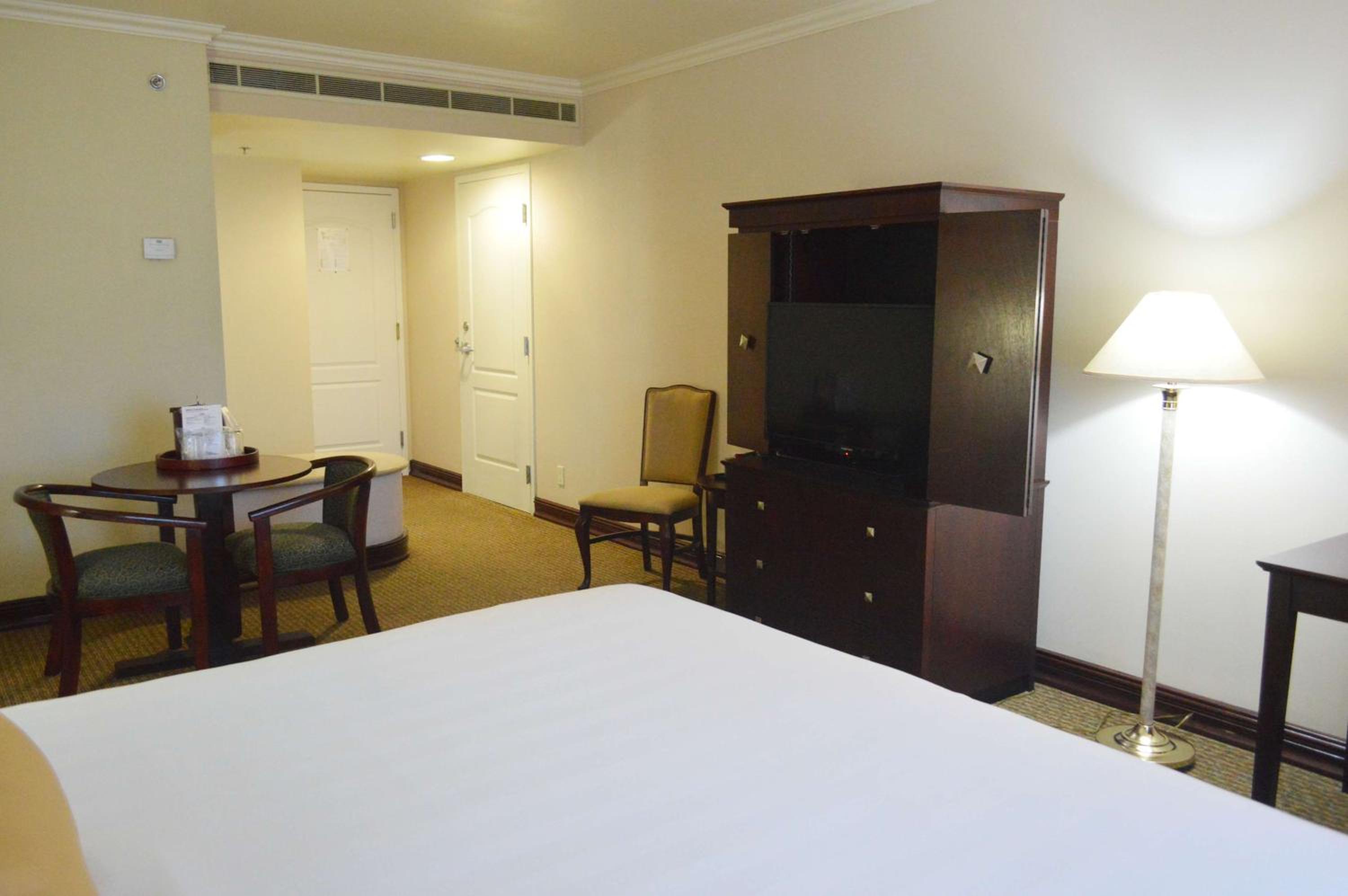 King Room - Non-Smoking - Photo 8