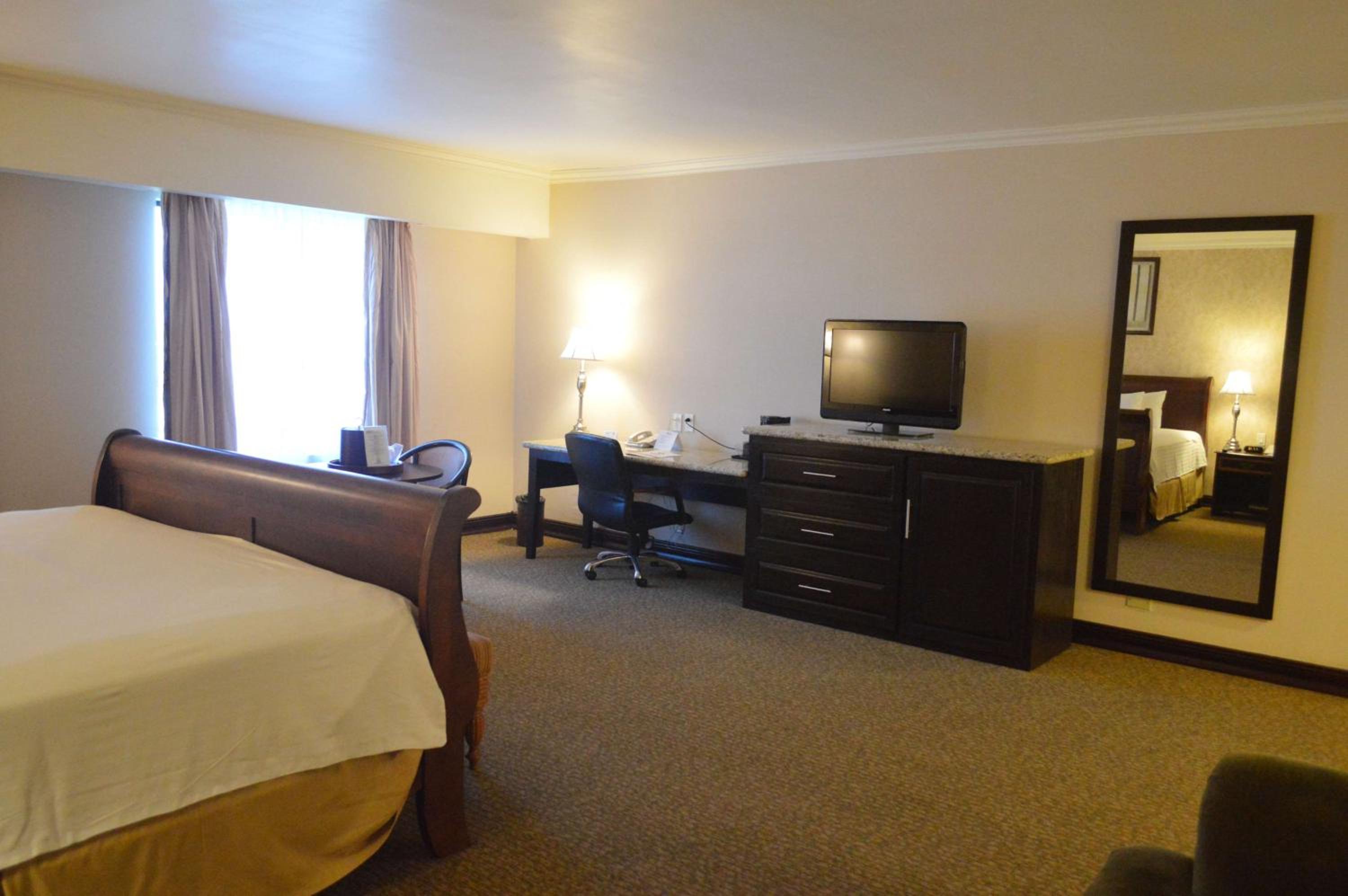 King Suite with Hot Tub - Non-Smoking - Photo 1