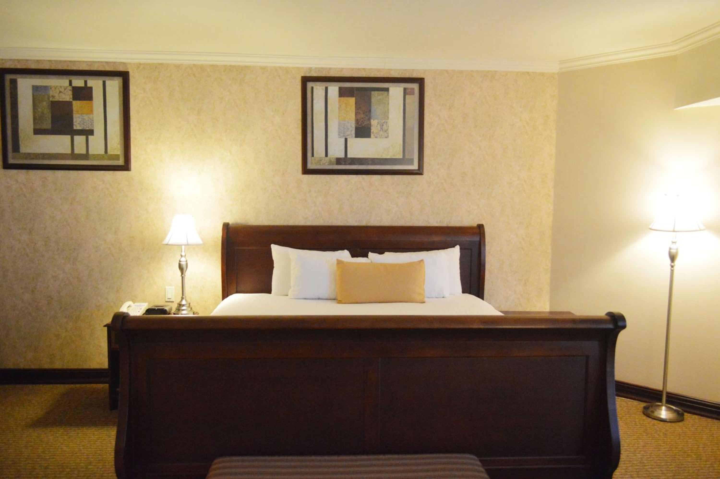 King Suite with Hot Tub - Non-Smoking - Photo 4