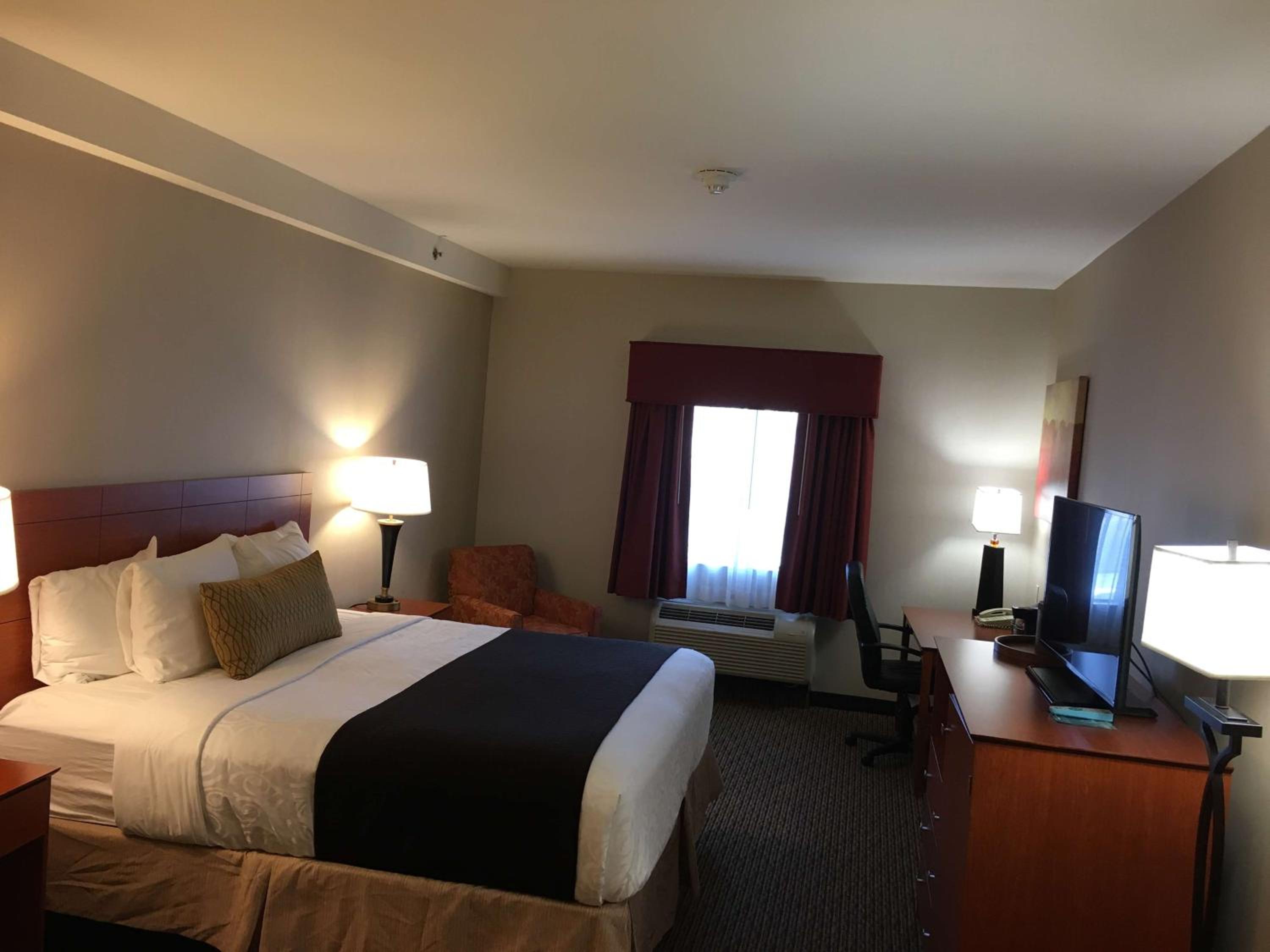 King Room with Sofa Bed and Bath Tub - Disability Access/Non-Smoking - Photo 1