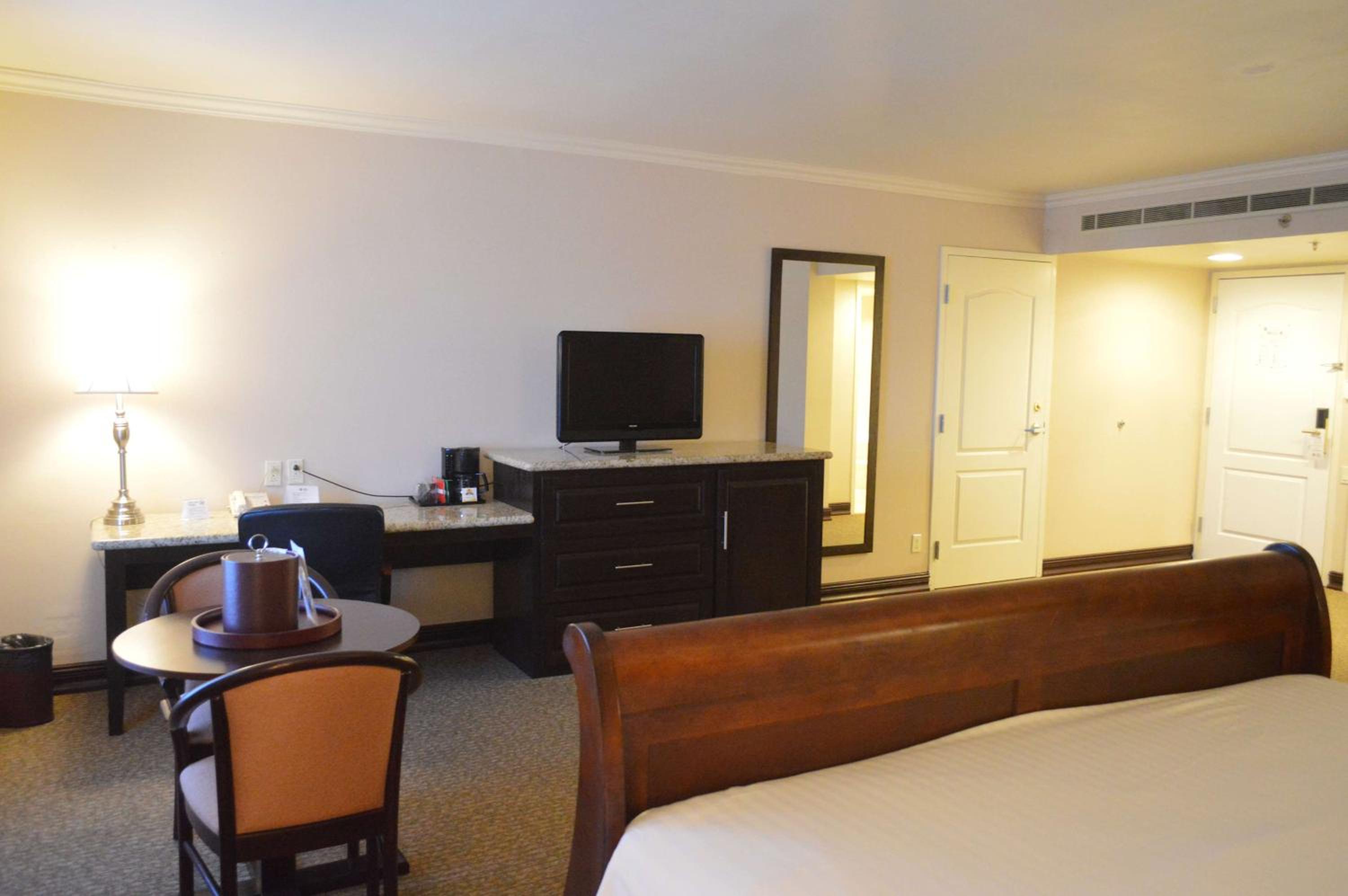 King Suite with Hot Tub - Non-Smoking - Photo 3