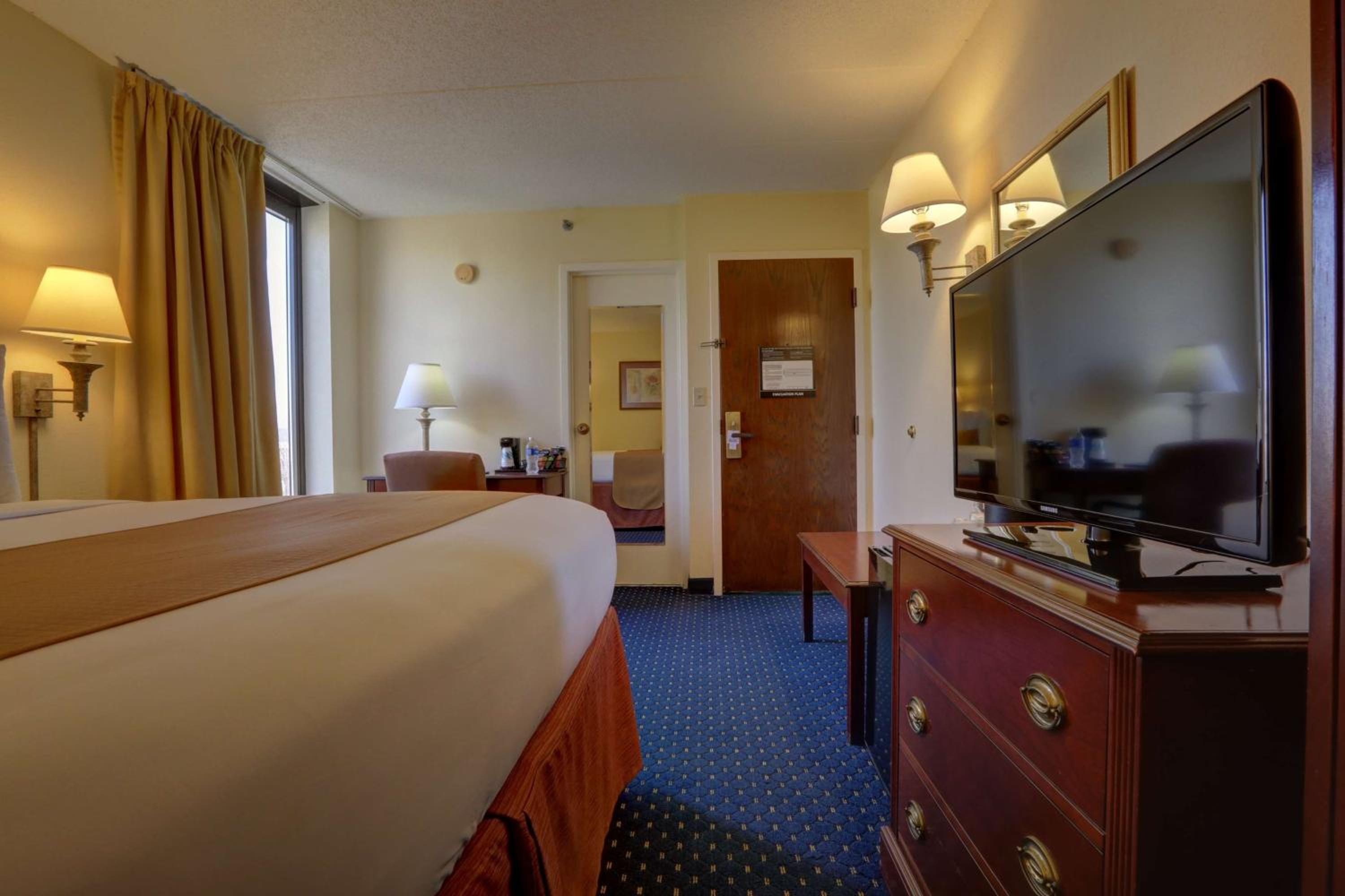 Queen Room - Non-Smoking - Photo 3