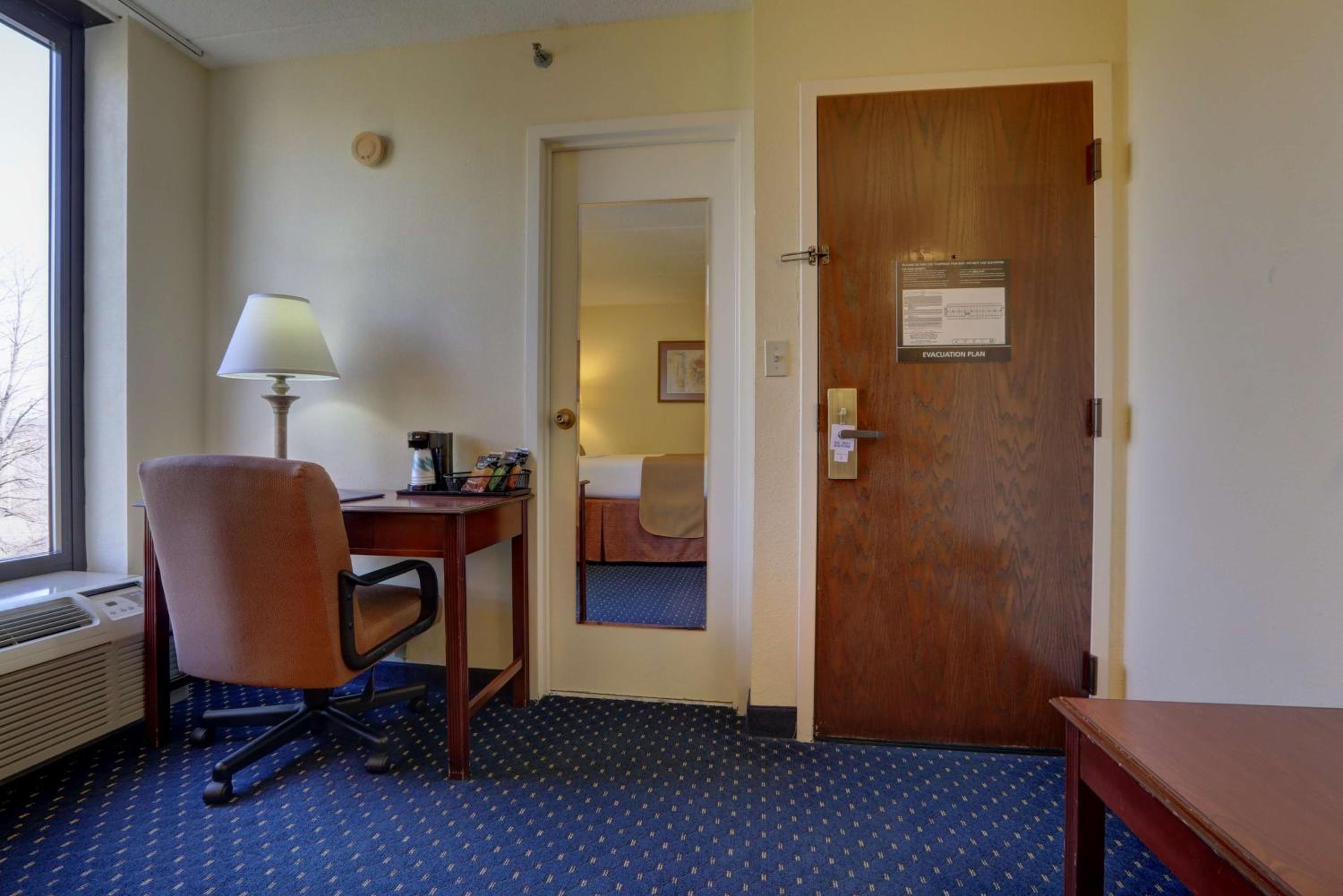 Queen Room - Non-Smoking - Photo 1