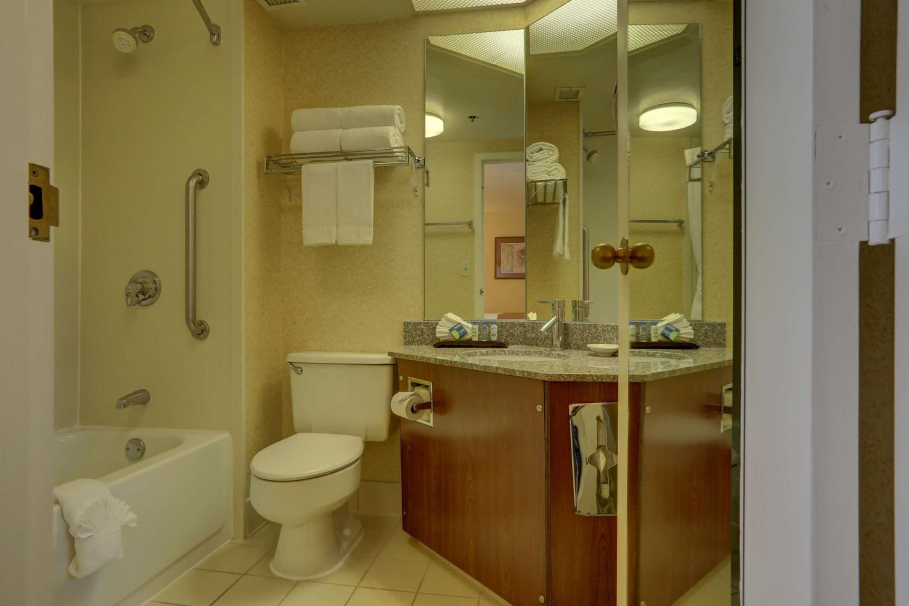 Double Room with Two Double Beds - Non-Smoking - Photo 3