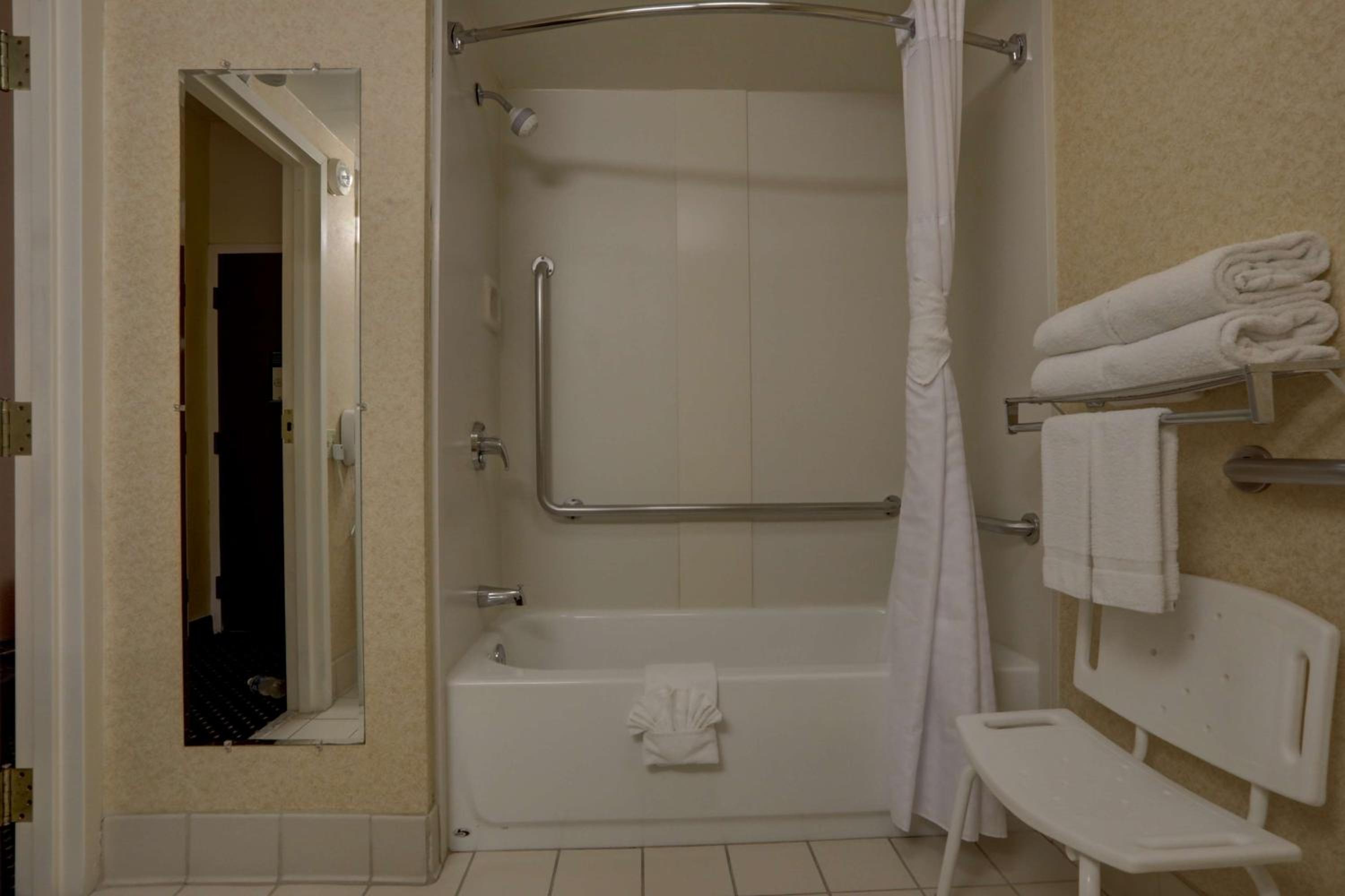 Queen Room - Disability Access Tub - Photo 5