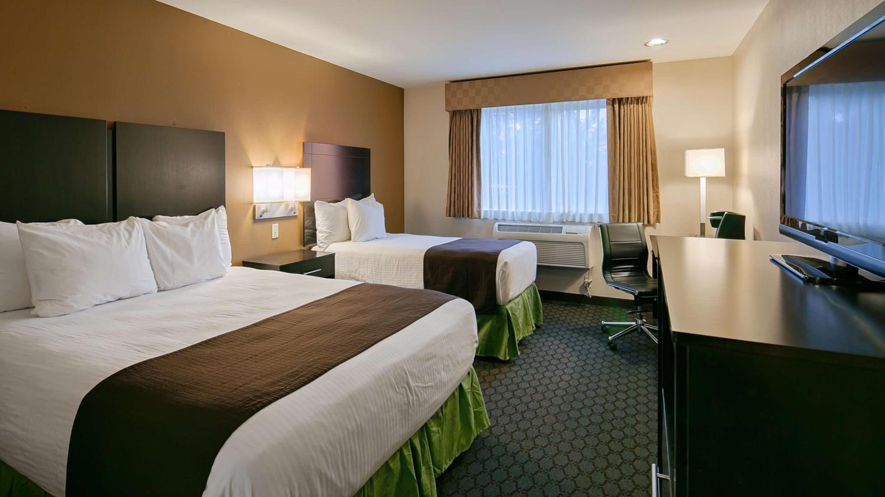 Queen Room with Two Queen Beds - Non-Smoking - Photo 4