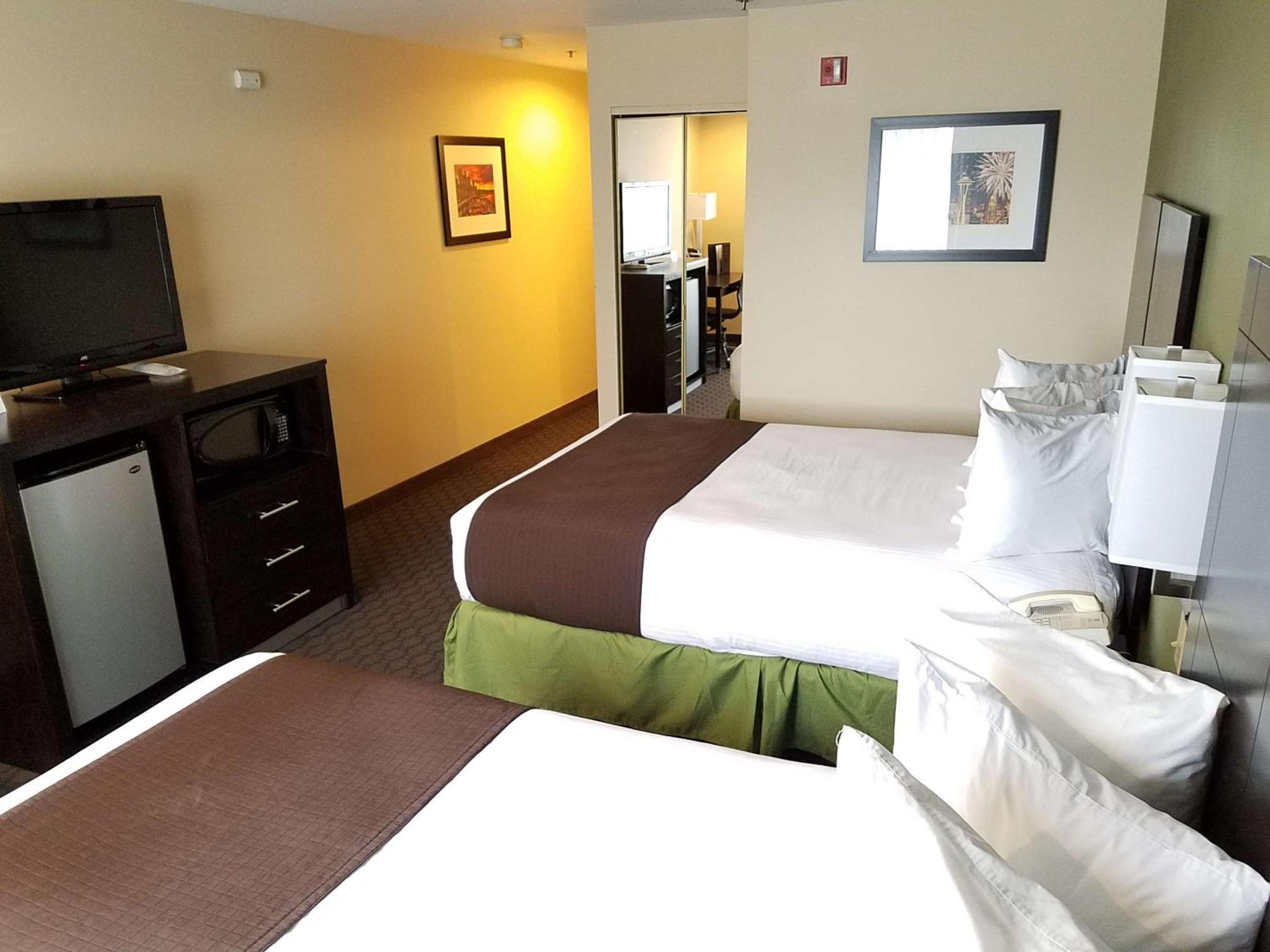 Room With One Queen Bed And One Single Bed - Disability Accessable/Non-Smoking - Photo 5