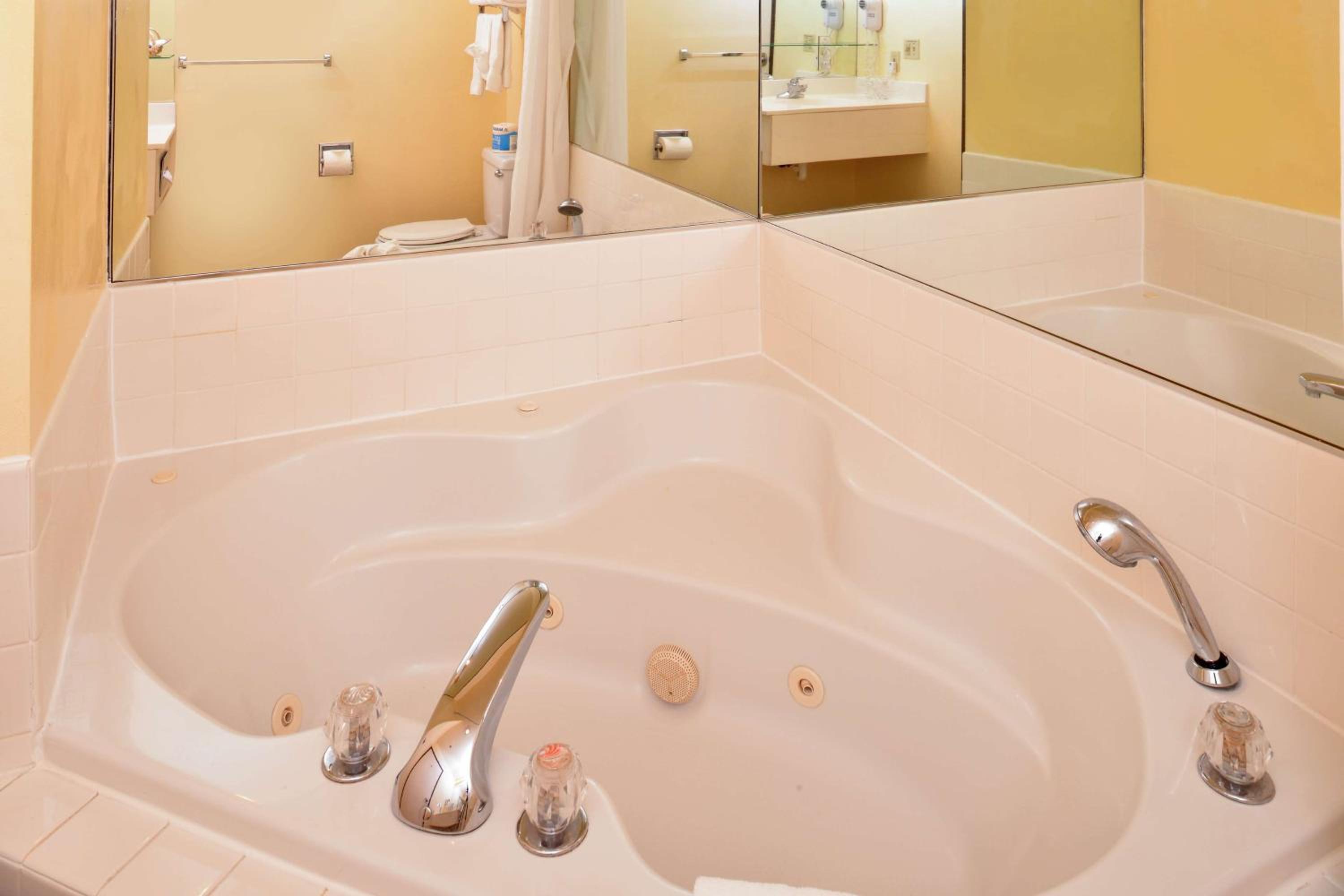 King Room with Spa Bath - Non-Smoking - Photo 4