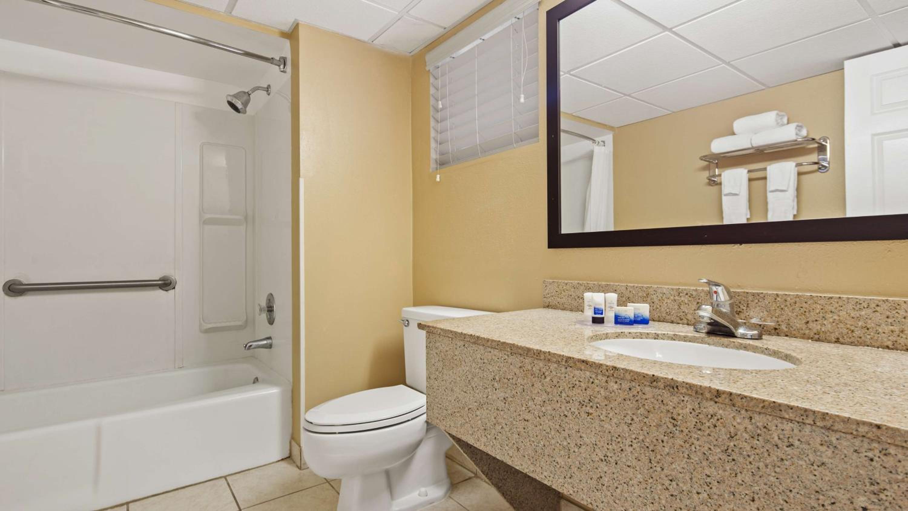 King Room with Balcony - Non-Smoking - Photo 3