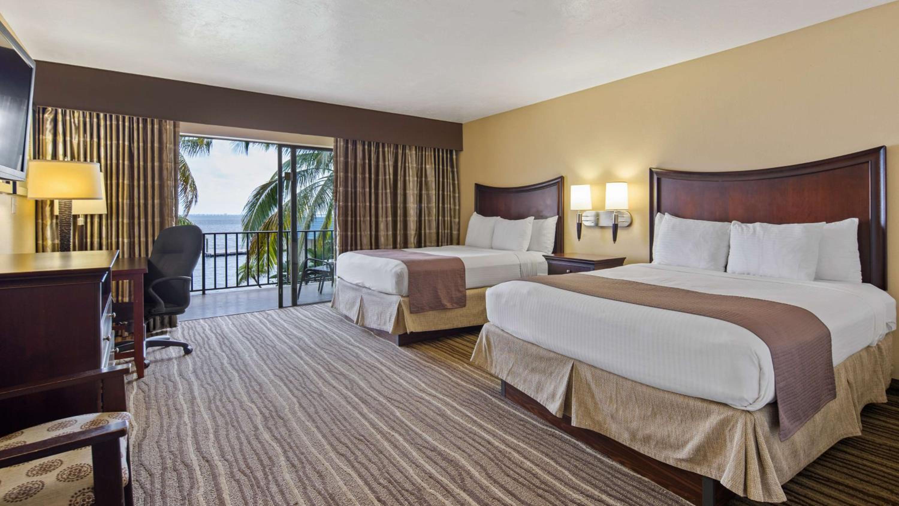 Large Queen Room with Two Queen Beds with River View - Non-Smoking - Photo 6