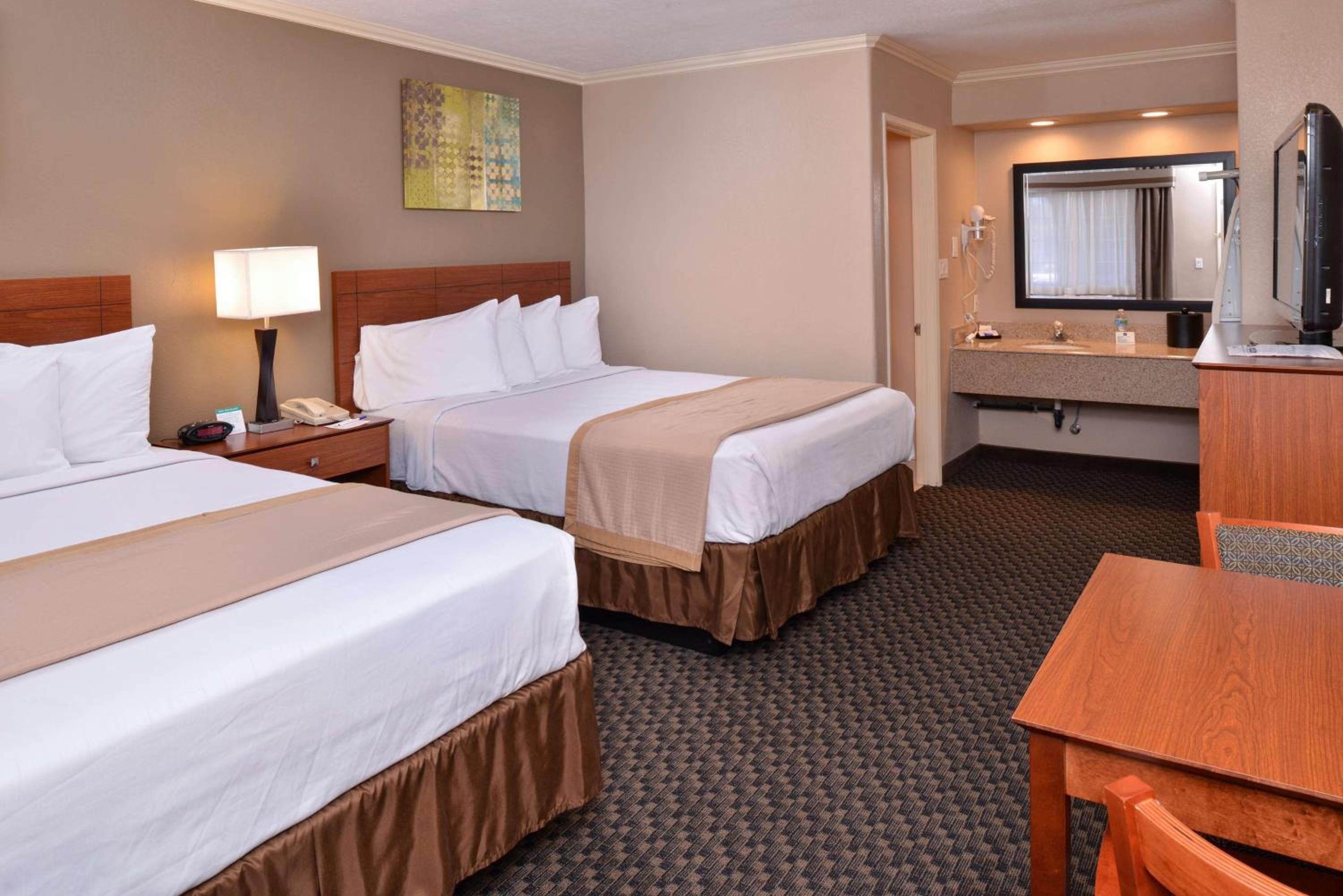 Queen Room with Two Queen Beds - Non-Smoking - Photo 7