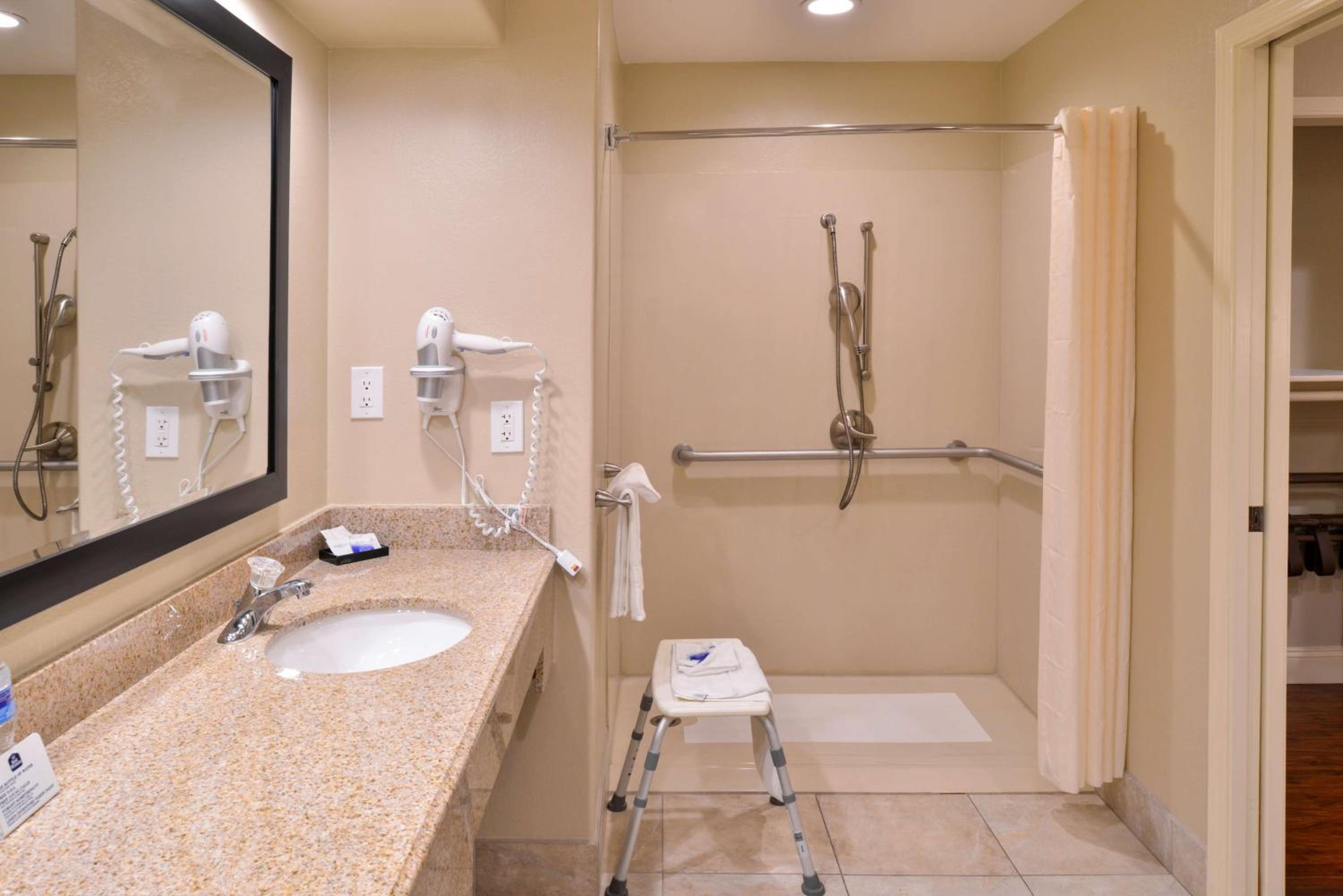 King Room with Roll-in Shower - Disability Access - Non-smoking - Photo 4